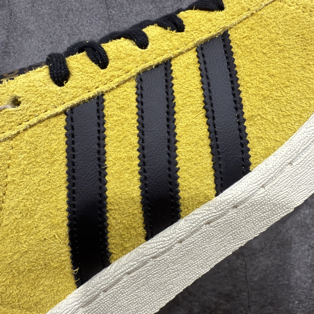图片[4]-【Top纯原】Bruce Lee x adidas originals JABBAR 黄色 头部一线大厂出品 高端外贸零售专供品质 为纪念李小龙诞辰85周年，阿迪达斯推出adidas Originals JABBAR“Yellow”配色鞋款，该鞋以李小龙好友、NBA球员贾巴尔的JABBAR签名鞋为设计原型，以此铭记两人的友谊。鞋面通体采用黄色绒面革材质，鞋侧三道杠标识、鞋舌及后跟处则以黑色点缀，灵感源自李小龙在《死亡游戏》中身着的经典黑黄连体套装。此外，鞋侧绣有黑色李小龙签名，鞋垫印有贾巴尔在《死亡游戏》中的剧照，后跟处还饰有金色李小龙剪影。特殊鞋盒以贾巴尔与李小龙的合影为设计元素，辨识度极高。 货号：JR1597 尺码：36 36.5 37.5 38 38.5 39 40 40.5 41 42 42.5 43 44 44.5 45-选品中心