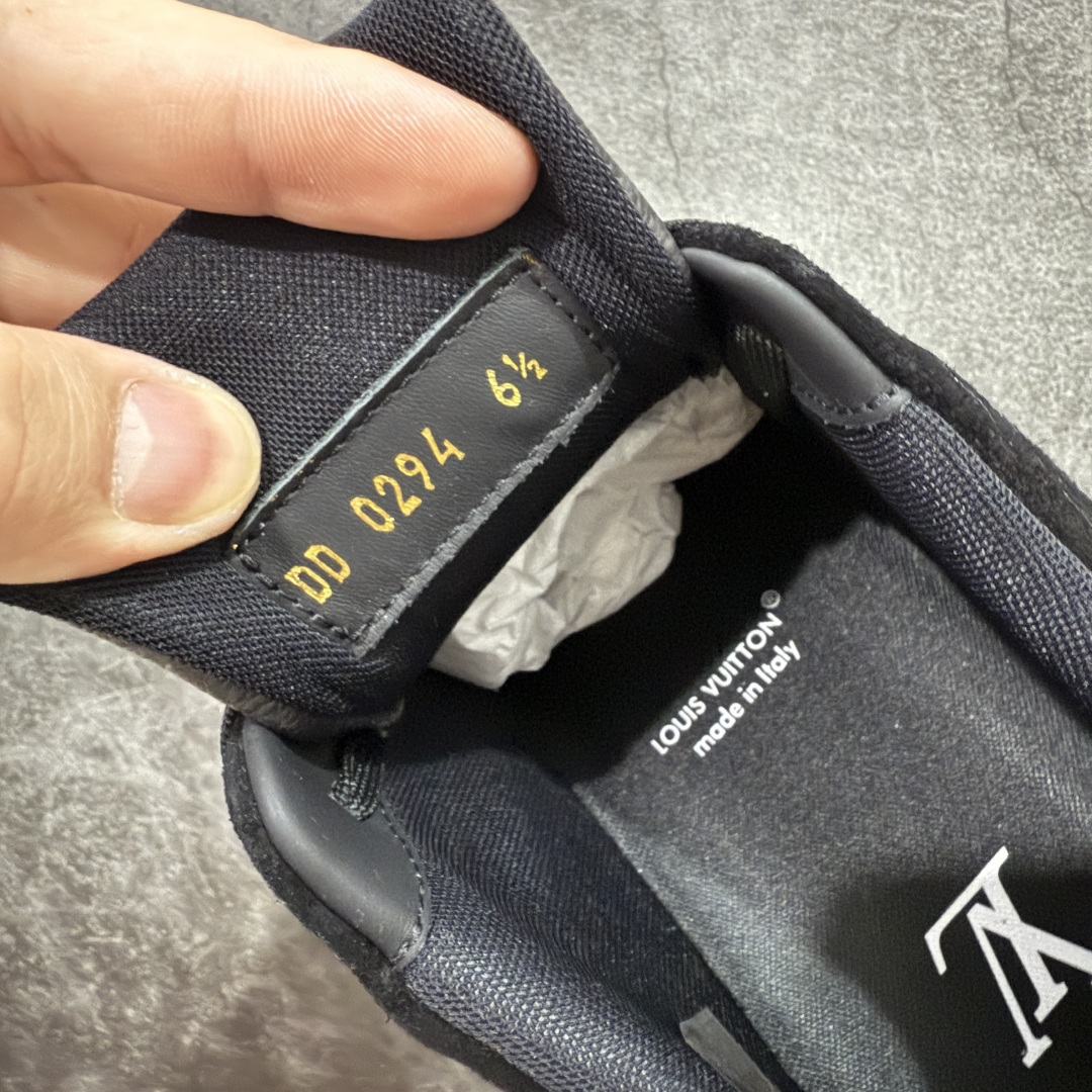  
【纯原】 
现货当天可取
LV Trainer系列高奢运动鞋 黑皮拼接老花
新款芯片顶级 潮人必备单
