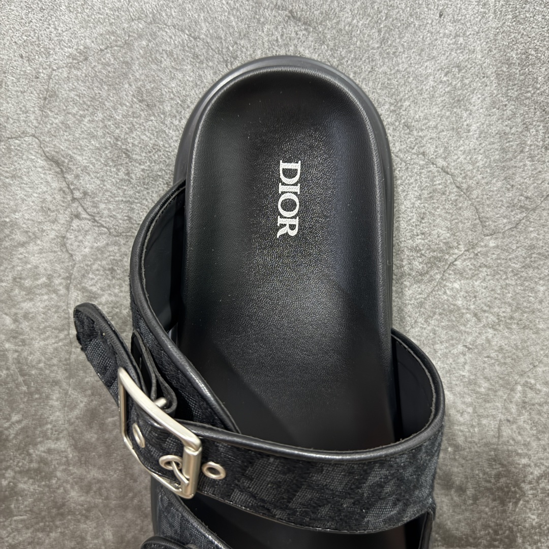 图片[7]-【莞产礼盒版】Dior迪奥 最新款 Dioriviera Dway 圆头套穿二字拖鞋 厚底 拖鞋 原版购入开发 做货 这款 Dior H-Town 凉鞋致敬运动风格经典标识，彰显 Dior 的高订精神。采用黑色橡胶精心制作，Oblique 印花鞋面，饰以同色调牛皮革细节提升格调。橡胶鞋底融入多种元素，饰以 Dior 标志更显精致，彰显未来主义风格。可与短裤或牛仔裤搭配穿着，配合送专柜精美包装🛍 尺码：39 40 41 42 43 44 45 46-选品中心