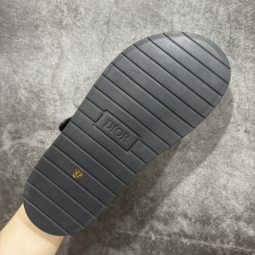 图片[9]-【莞产礼盒版】Dior迪奥 最新款 Dioriviera Dway 圆头套穿二字拖鞋 厚底 拖鞋 原版购入开发 做货 这款 Dior H-Town 凉鞋致敬运动风格经典标识，彰显 Dior 的高订精神。采用黑色橡胶精心制作，Oblique 印花鞋面，饰以同色调牛皮革细节提升格调。橡胶鞋底融入多种元素，饰以 Dior 标志更显精致，彰显未来主义风格。可与短裤或牛仔裤搭配穿着，配合送专柜精美包装🛍 尺码：39 40 41 42 43 44 45 46-选品中心
