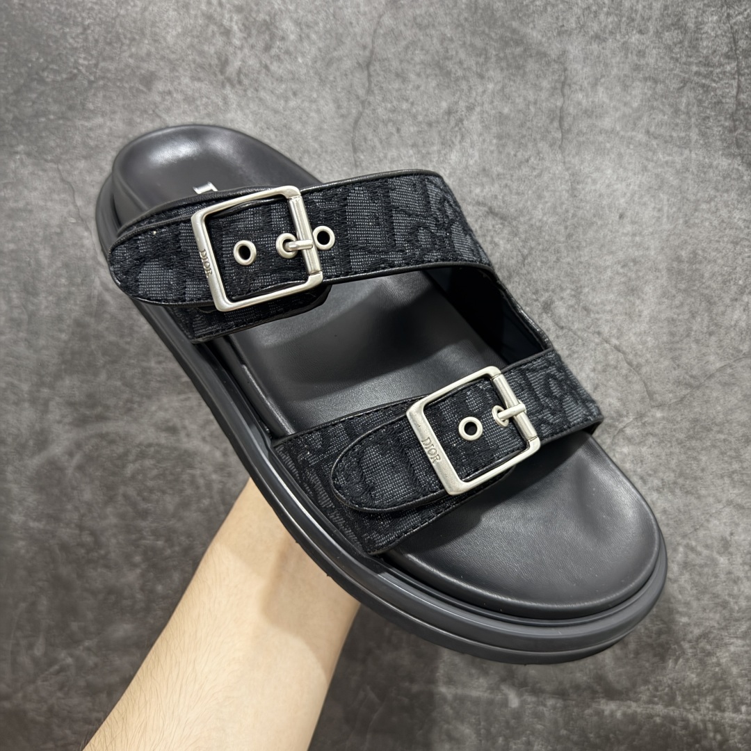 图片[3]-【莞产礼盒版】Dior迪奥 最新款 Dioriviera Dway 圆头套穿二字拖鞋 厚底 拖鞋 原版购入开发 做货 这款 Dior H-Town 凉鞋致敬运动风格经典标识，彰显 Dior 的高订精神。采用黑色橡胶精心制作，Oblique 印花鞋面，饰以同色调牛皮革细节提升格调。橡胶鞋底融入多种元素，饰以 Dior 标志更显精致，彰显未来主义风格。可与短裤或牛仔裤搭配穿着，配合送专柜精美包装🛍 尺码：39 40 41 42 43 44 45 46-选品中心