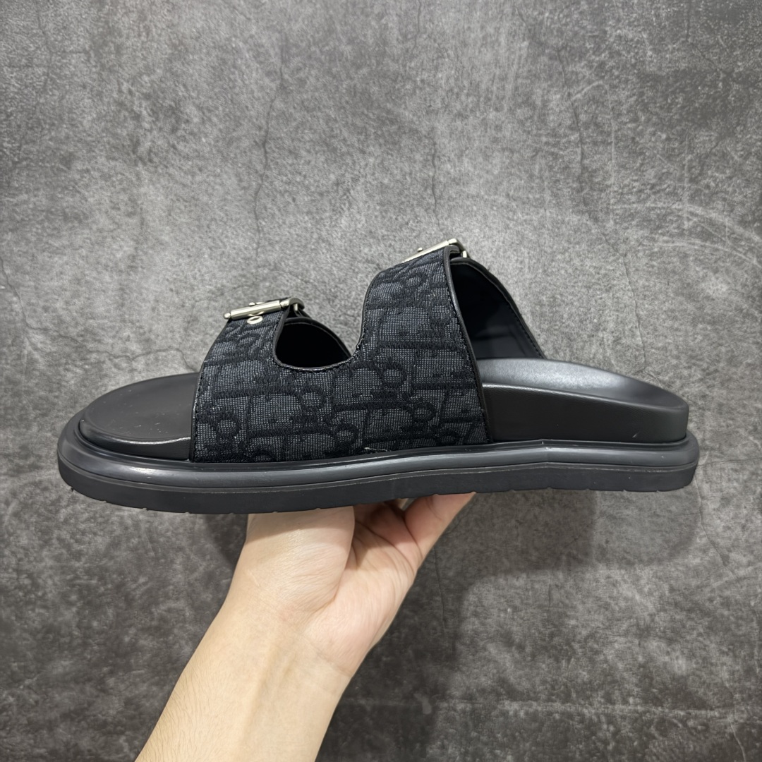 图片[2]-【莞产礼盒版】Dior迪奥 最新款 Dioriviera Dway 圆头套穿二字拖鞋 厚底 拖鞋 原版购入开发 做货 这款 Dior H-Town 凉鞋致敬运动风格经典标识，彰显 Dior 的高订精神。采用黑色橡胶精心制作，Oblique 印花鞋面，饰以同色调牛皮革细节提升格调。橡胶鞋底融入多种元素，饰以 Dior 标志更显精致，彰显未来主义风格。可与短裤或牛仔裤搭配穿着，配合送专柜精美包装🛍 尺码：39 40 41 42 43 44 45 46-选品中心