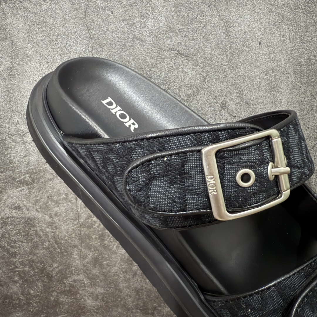 图片[8]-【莞产礼盒版】Dior迪奥 最新款 Dioriviera Dway 圆头套穿二字拖鞋 厚底 拖鞋 原版购入开发 做货 这款 Dior H-Town 凉鞋致敬运动风格经典标识，彰显 Dior 的高订精神。采用黑色橡胶精心制作，Oblique 印花鞋面，饰以同色调牛皮革细节提升格调。橡胶鞋底融入多种元素，饰以 Dior 标志更显精致，彰显未来主义风格。可与短裤或牛仔裤搭配穿着，配合送专柜精美包装🛍 尺码：39 40 41 42 43 44 45 46-选品中心