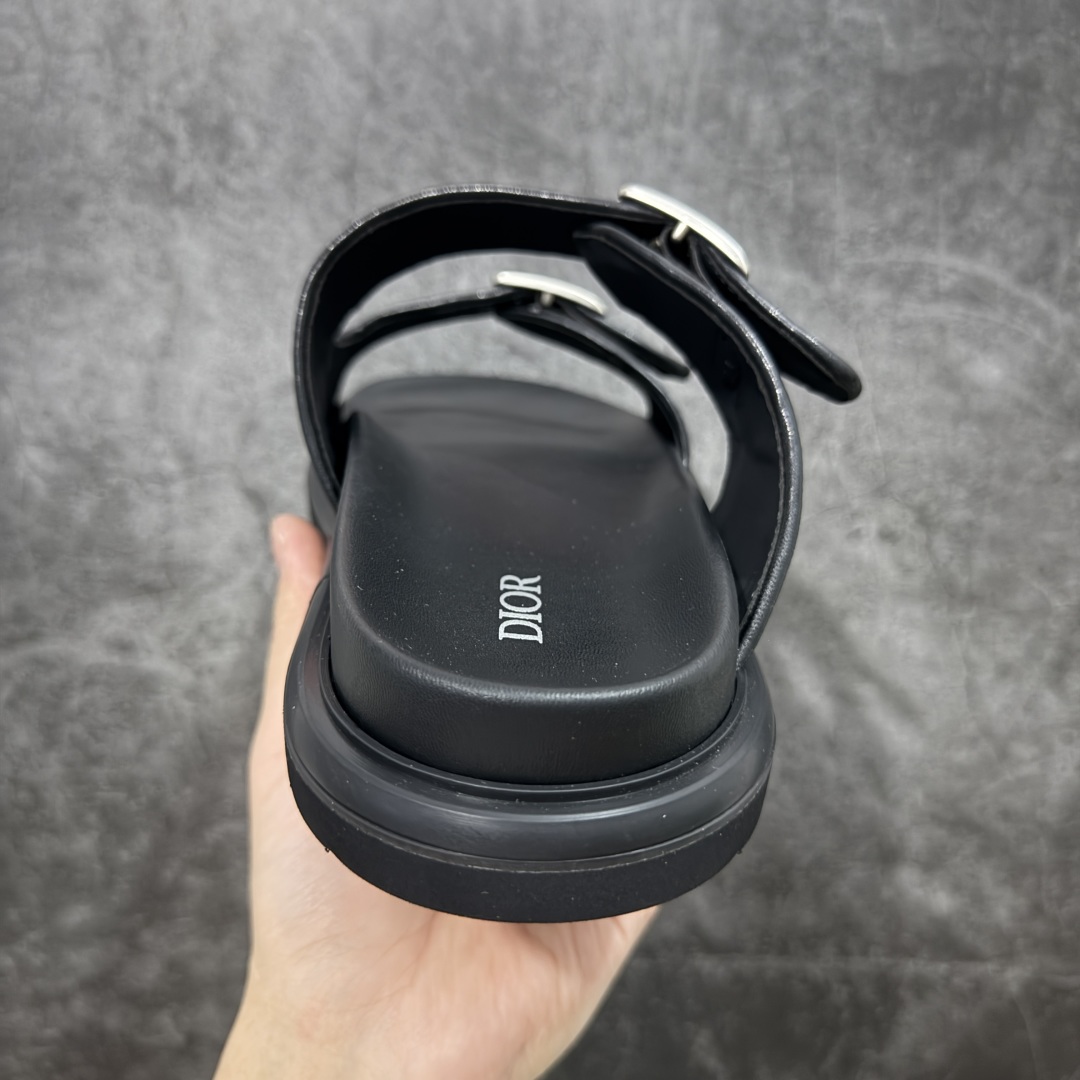 图片[4]-【莞产礼盒版】Dior迪奥 最新款 Dioriviera Dway 圆头套穿二字拖鞋 厚底 拖鞋 原版购入开发 做货 这款 Dior H-Town 凉鞋致敬运动风格经典标识，彰显 Dior 的高订精神。采用黑色橡胶精心制作，Oblique 印花鞋面，饰以同色调牛皮革细节提升格调。橡胶鞋底融入多种元素，饰以 Dior 标志更显精致，彰显未来主义风格。可与短裤或牛仔裤搭配穿着，配合送专柜精美包装🛍 尺码：39 40 41 42 43 44 45 46-选品中心