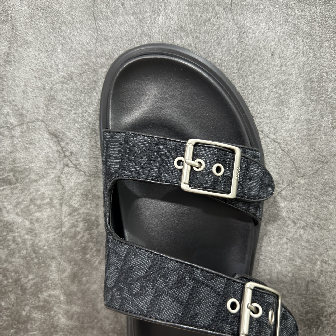 图片[5]-【莞产礼盒版】Dior迪奥 最新款 Dioriviera Dway 圆头套穿二字拖鞋 厚底 拖鞋 原版购入开发 做货 这款 Dior H-Town 凉鞋致敬运动风格经典标识，彰显 Dior 的高订精神。采用黑色橡胶精心制作，Oblique 印花鞋面，饰以同色调牛皮革细节提升格调。橡胶鞋底融入多种元素，饰以 Dior 标志更显精致，彰显未来主义风格。可与短裤或牛仔裤搭配穿着，配合送专柜精美包装🛍 尺码：39 40 41 42 43 44 45 46-选品中心