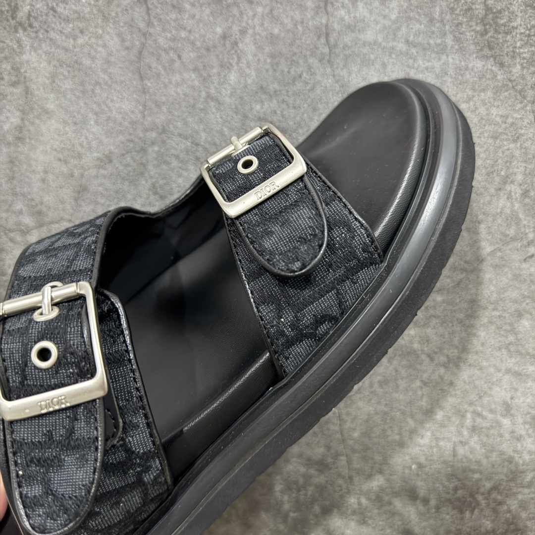 图片[6]-【莞产礼盒版】Dior迪奥 最新款 Dioriviera Dway 圆头套穿二字拖鞋 厚底 拖鞋 原版购入开发 做货 这款 Dior H-Town 凉鞋致敬运动风格经典标识，彰显 Dior 的高订精神。采用黑色橡胶精心制作，Oblique 印花鞋面，饰以同色调牛皮革细节提升格调。橡胶鞋底融入多种元素，饰以 Dior 标志更显精致，彰显未来主义风格。可与短裤或牛仔裤搭配穿着，配合送专柜精美包装🛍 尺码：39 40 41 42 43 44 45 46-选品中心