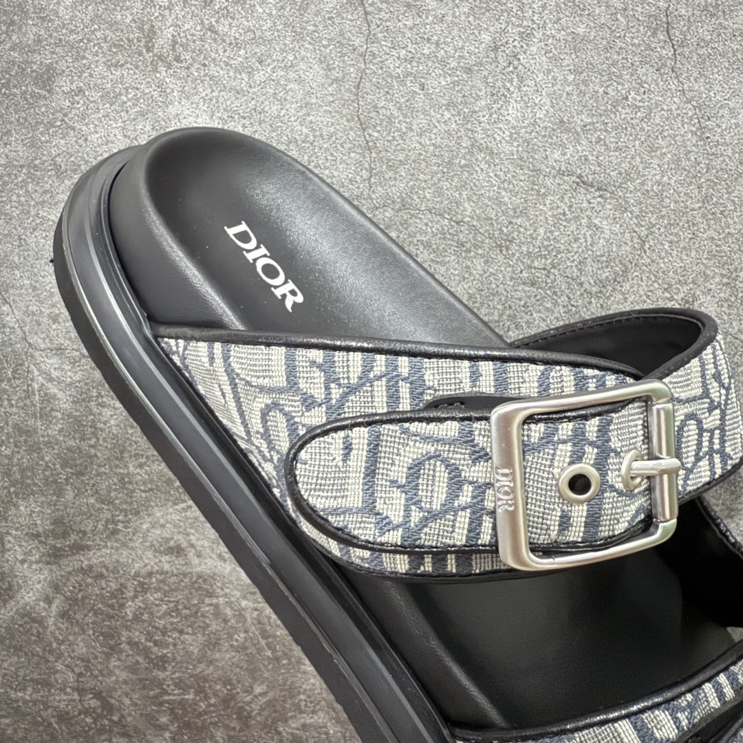 图片[8]-【莞产礼盒版】Dior迪奥 最新款 Dioriviera Dway 圆头套穿二字拖鞋 厚底 拖鞋 原版购入开发 做货 这款 Dior H-Town 凉鞋致敬运动风格经典标识，彰显 Dior 的高订精神。采用黑色橡胶精心制作，Oblique 印花鞋面，饰以同色调牛皮革细节提升格调。橡胶鞋底融入多种元素，饰以 Dior 标志更显精致，彰显未来主义风格。可与短裤或牛仔裤搭配穿着，配合送专柜精美包装🛍 尺码：39 40 41 42 43 44 45 46-选品中心