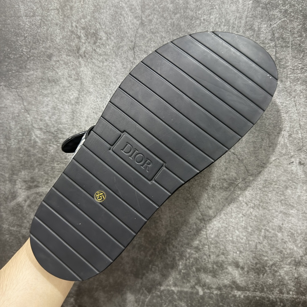 图片[9]-【莞产礼盒版】Dior迪奥 最新款 Dioriviera Dway 圆头套穿二字拖鞋 厚底 拖鞋 原版购入开发 做货 这款 Dior H-Town 凉鞋致敬运动风格经典标识，彰显 Dior 的高订精神。采用黑色橡胶精心制作，Oblique 印花鞋面，饰以同色调牛皮革细节提升格调。橡胶鞋底融入多种元素，饰以 Dior 标志更显精致，彰显未来主义风格。可与短裤或牛仔裤搭配穿着，配合送专柜精美包装🛍 尺码：39 40 41 42 43 44 45 46-选品中心
