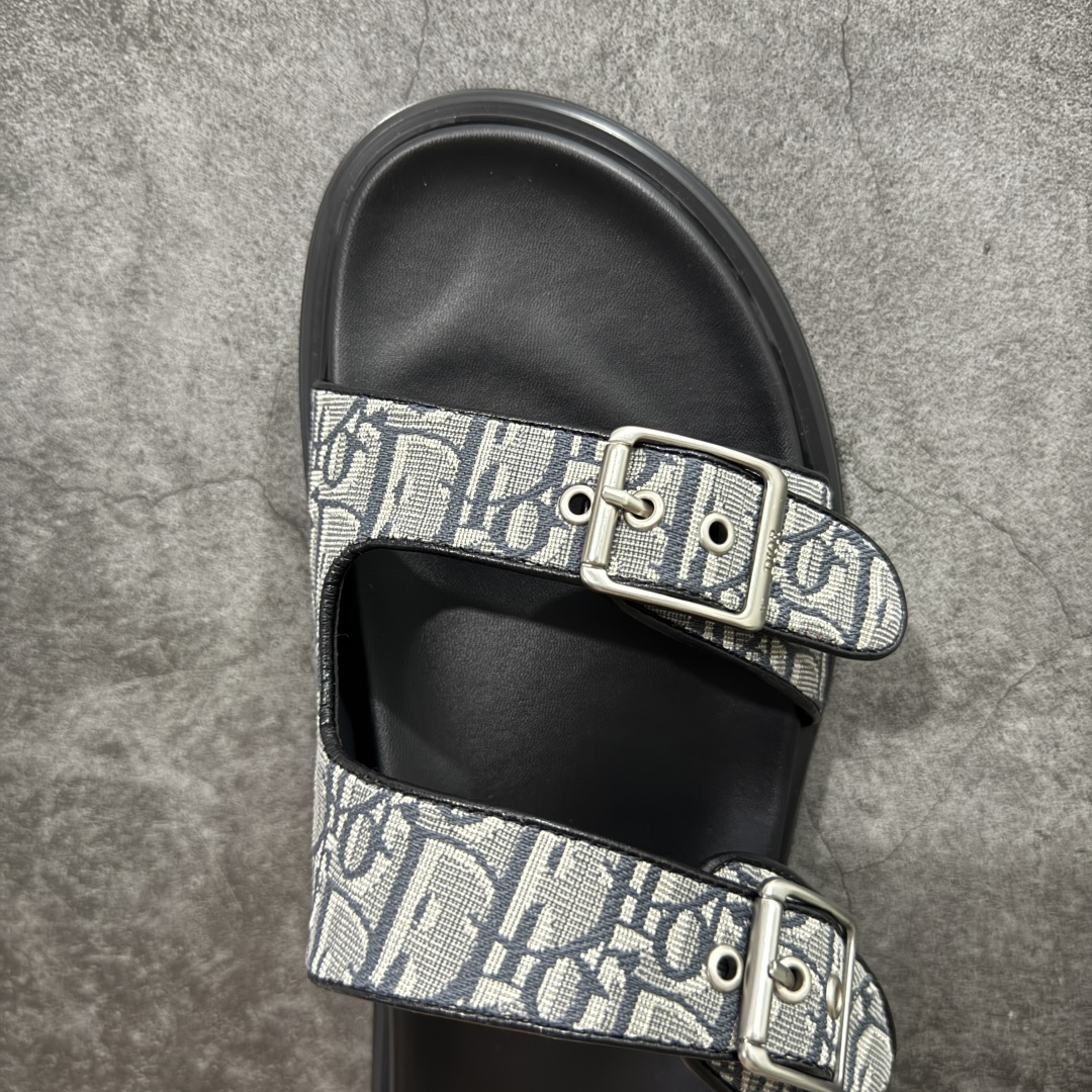 图片[5]-【莞产礼盒版】Dior迪奥 最新款 Dioriviera Dway 圆头套穿二字拖鞋 厚底 拖鞋 原版购入开发 做货 这款 Dior H-Town 凉鞋致敬运动风格经典标识，彰显 Dior 的高订精神。采用黑色橡胶精心制作，Oblique 印花鞋面，饰以同色调牛皮革细节提升格调。橡胶鞋底融入多种元素，饰以 Dior 标志更显精致，彰显未来主义风格。可与短裤或牛仔裤搭配穿着，配合送专柜精美包装🛍 尺码：39 40 41 42 43 44 45 46-选品中心