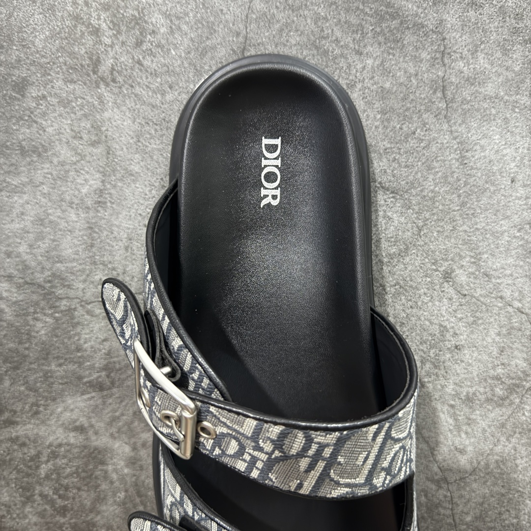 图片[7]-【莞产礼盒版】Dior迪奥 最新款 Dioriviera Dway 圆头套穿二字拖鞋 厚底 拖鞋 原版购入开发 做货 这款 Dior H-Town 凉鞋致敬运动风格经典标识，彰显 Dior 的高订精神。采用黑色橡胶精心制作，Oblique 印花鞋面，饰以同色调牛皮革细节提升格调。橡胶鞋底融入多种元素，饰以 Dior 标志更显精致，彰显未来主义风格。可与短裤或牛仔裤搭配穿着，配合送专柜精美包装🛍 尺码：39 40 41 42 43 44 45 46-选品中心