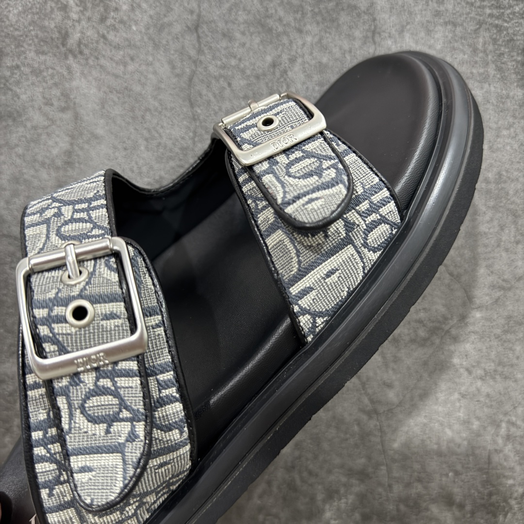 图片[6]-【莞产礼盒版】Dior迪奥 最新款 Dioriviera Dway 圆头套穿二字拖鞋 厚底 拖鞋 原版购入开发 做货 这款 Dior H-Town 凉鞋致敬运动风格经典标识，彰显 Dior 的高订精神。采用黑色橡胶精心制作，Oblique 印花鞋面，饰以同色调牛皮革细节提升格调。橡胶鞋底融入多种元素，饰以 Dior 标志更显精致，彰显未来主义风格。可与短裤或牛仔裤搭配穿着，配合送专柜精美包装🛍 尺码：39 40 41 42 43 44 45 46-选品中心