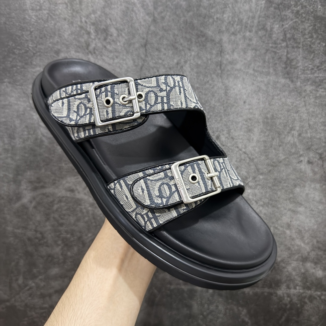 图片[3]-【莞产礼盒版】Dior迪奥 最新款 Dioriviera Dway 圆头套穿二字拖鞋 厚底 拖鞋 原版购入开发 做货 这款 Dior H-Town 凉鞋致敬运动风格经典标识，彰显 Dior 的高订精神。采用黑色橡胶精心制作，Oblique 印花鞋面，饰以同色调牛皮革细节提升格调。橡胶鞋底融入多种元素，饰以 Dior 标志更显精致，彰显未来主义风格。可与短裤或牛仔裤搭配穿着，配合送专柜精美包装🛍 尺码：39 40 41 42 43 44 45 46-选品中心