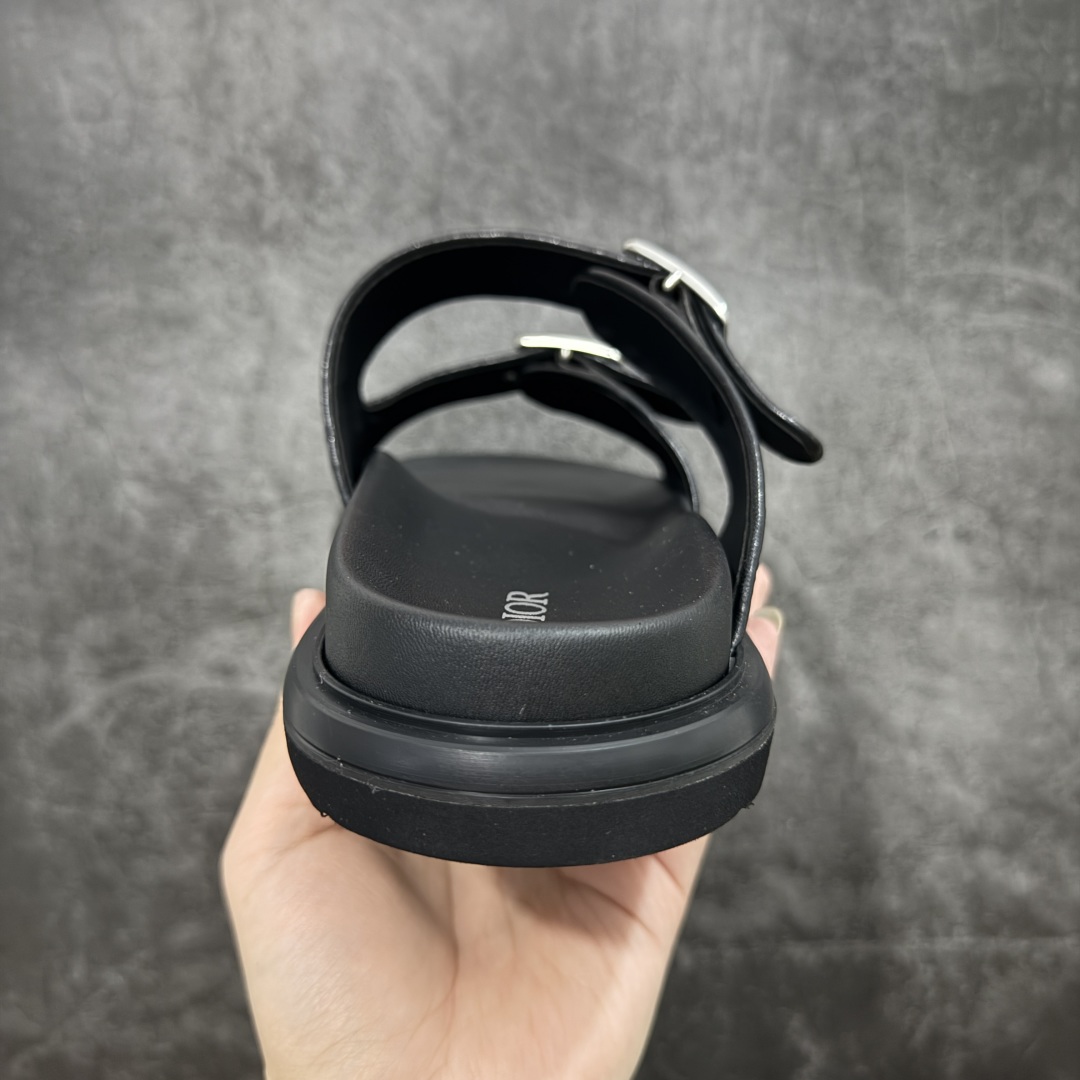 图片[4]-【莞产礼盒版】Dior迪奥 最新款 Dioriviera Dway 圆头套穿二字拖鞋 厚底 拖鞋 原版购入开发 做货 这款 Dior H-Town 凉鞋致敬运动风格经典标识，彰显 Dior 的高订精神。采用黑色橡胶精心制作，Oblique 印花鞋面，饰以同色调牛皮革细节提升格调。橡胶鞋底融入多种元素，饰以 Dior 标志更显精致，彰显未来主义风格。可与短裤或牛仔裤搭配穿着，配合送专柜精美包装🛍 尺码：39 40 41 42 43 44 45 46-选品中心