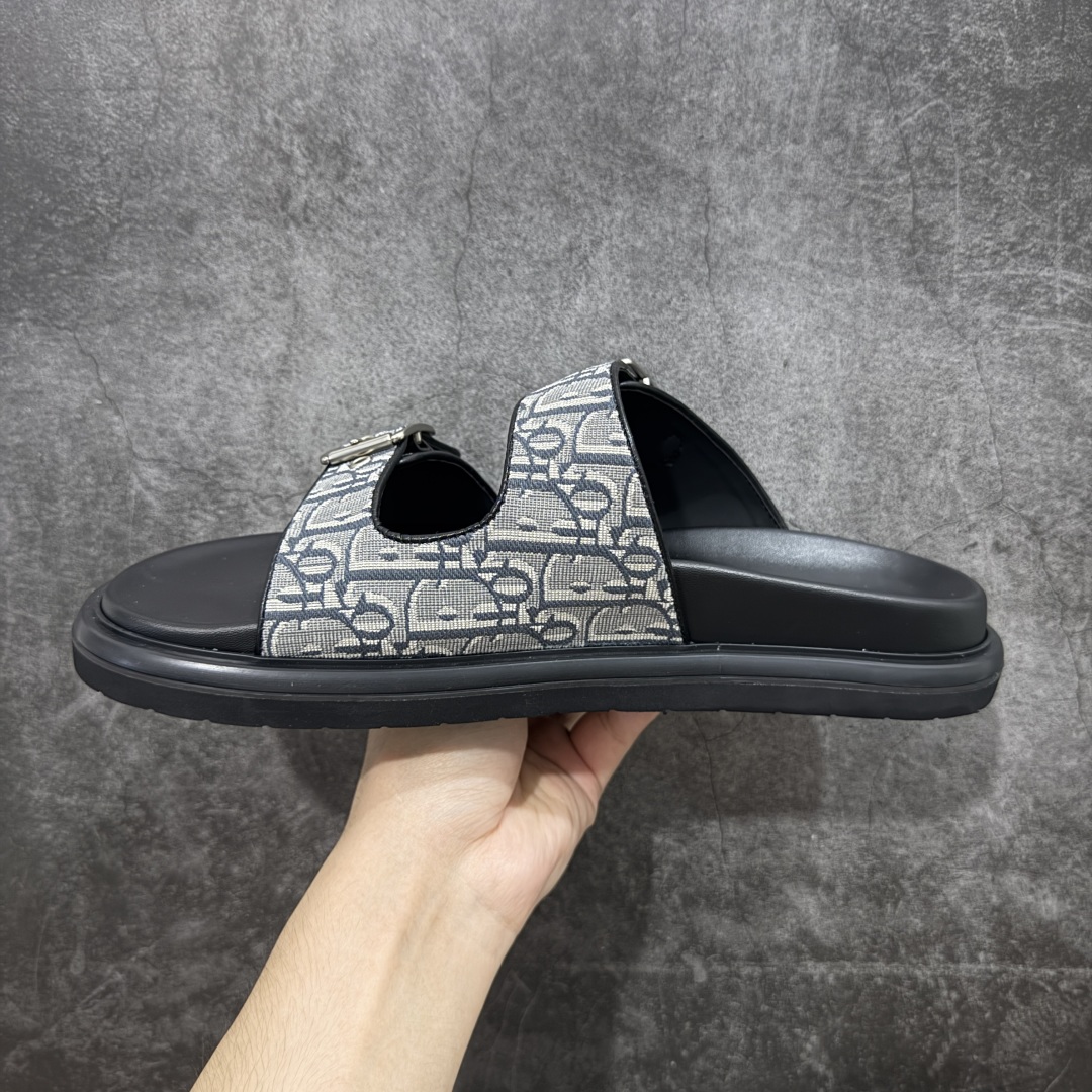 图片[2]-【莞产礼盒版】Dior迪奥 最新款 Dioriviera Dway 圆头套穿二字拖鞋 厚底 拖鞋 原版购入开发 做货 这款 Dior H-Town 凉鞋致敬运动风格经典标识，彰显 Dior 的高订精神。采用黑色橡胶精心制作，Oblique 印花鞋面，饰以同色调牛皮革细节提升格调。橡胶鞋底融入多种元素，饰以 Dior 标志更显精致，彰显未来主义风格。可与短裤或牛仔裤搭配穿着，配合送专柜精美包装🛍 尺码：39 40 41 42 43 44 45 46-选品中心