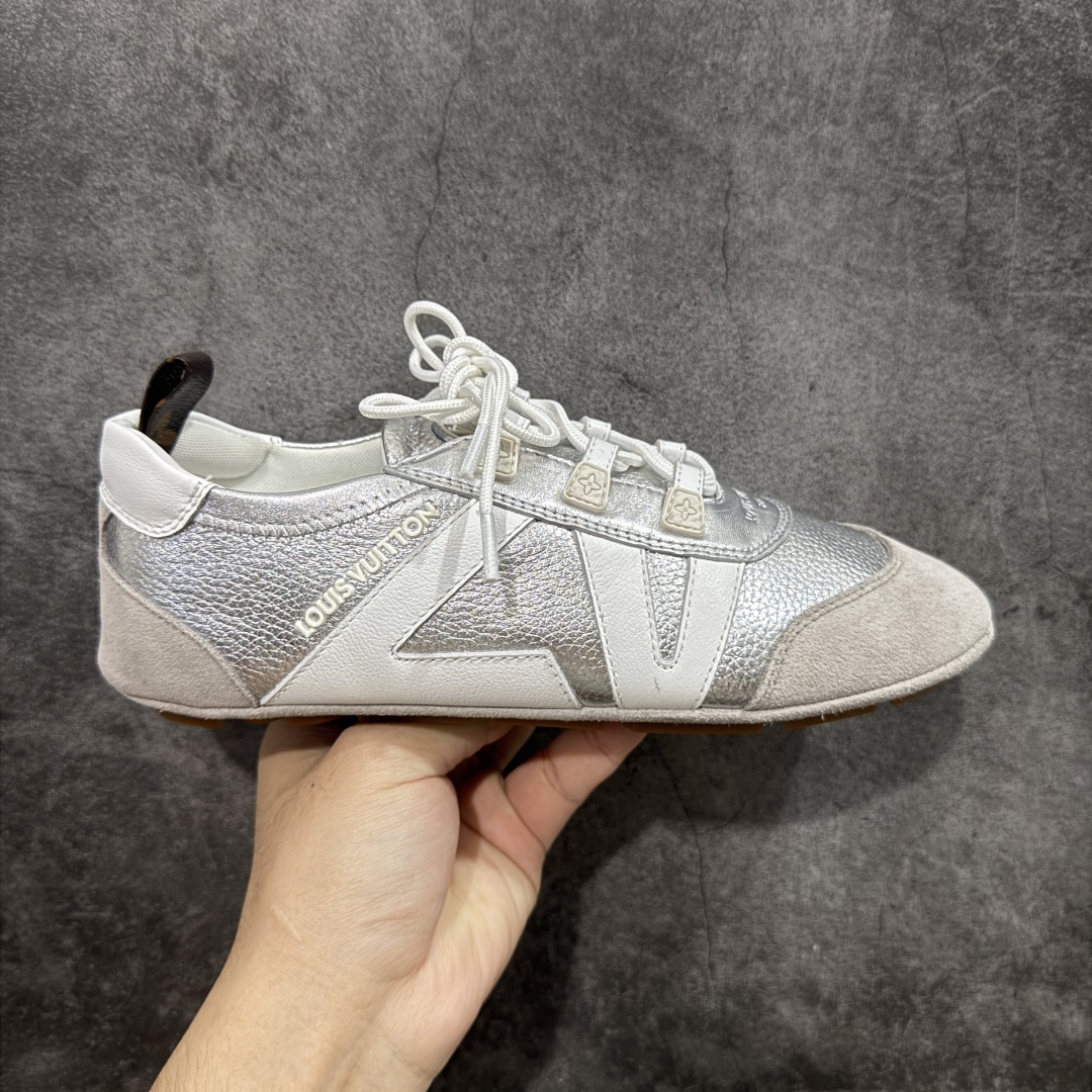 【纯原版】Louis Vuitton Sneakerina 路易威登LV 低帮 德训鞋牛皮革圆头系带芭蕾风低邦生活休闲鞋薄底鞋 大厂出货 非广东版本 原材料高品质 细节版型清洁度都不错 将芭蕾舞鞋的轻盈优雅与运动鞋的实用舒适相结合,打造出独特的芭蕾风运动鞋,侧面的LV标识和Monogram帆布后袢带,以及鞋底的Monogram图案,彰显品牌身份。运用Sacchettot制鞋工艺,使皮革如袜子般贴脚,能完美贴合双脚,带来舒适的穿着体验。鞋垫具有出色的弹性和支撑性,有效减轻行走压力,轻质TPU鞋底,轻盈柔软,结合Sacchettoh工艺,鞋子可随脚步自然贴合,行走时灵活自如。 尺码:35 36 37 38 39 40-选品中心