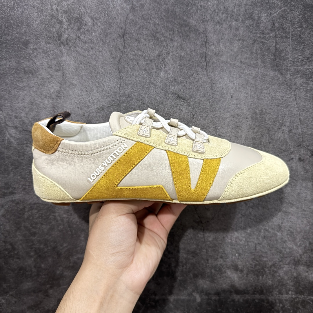 【纯原版】Louis Vuitton Sneakerina 路易威登LV 低帮 德训鞋牛皮革圆头系带芭蕾风低邦生活休闲鞋薄底鞋 大厂出货 非广东版本 原材料高品质 细节版型清洁度都不错 将芭蕾舞鞋的轻盈优雅与运动鞋的实用舒适相结合,打造出独特的芭蕾风运动鞋,侧面的LV标识和Monogram帆布后袢带,以及鞋底的Monogram图案,彰显品牌身份。运用Sacchettot制鞋工艺,使皮革如袜子般贴脚,能完美贴合双脚,带来舒适的穿着体验。鞋垫具有出色的弹性和支撑性,有效减轻行走压力,轻质TPU鞋底,轻盈柔软,结合Sacchettoh工艺,鞋子可随脚步自然贴合,行走时灵活自如。 尺码:35 36 37 38 39 40-选品中心