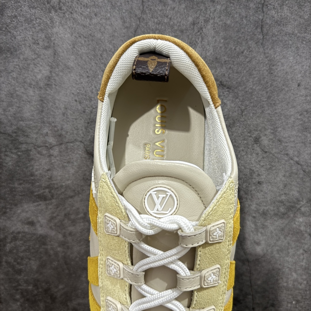 图片[8]-【纯原版】Louis Vuitton Sneakerina 路易威登LV 低帮 德训鞋牛皮革圆头系带芭蕾风低邦生活休闲鞋薄底鞋 大厂出货 非广东版本 原材料高品质 细节版型清洁度都不错 将芭蕾舞鞋的轻盈优雅与运动鞋的实用舒适相结合，打造出独特的芭蕾风运动鞋，侧面的LV标识和Monogram帆布后袢带，以及鞋底的Monogram图案，彰显品牌身份。运用Sacchettot制鞋工艺，使皮革如袜子般贴脚，能完美贴合双脚，带来舒适的穿着体验。鞋垫具有出色的弹性和支撑性，有效减轻行走压力，轻质TPU鞋底，轻盈柔软，结合Sacchettoh工艺，鞋子可随脚步自然贴合，行走时灵活自如。 尺码：35 36 37 38 39 40-选品中心