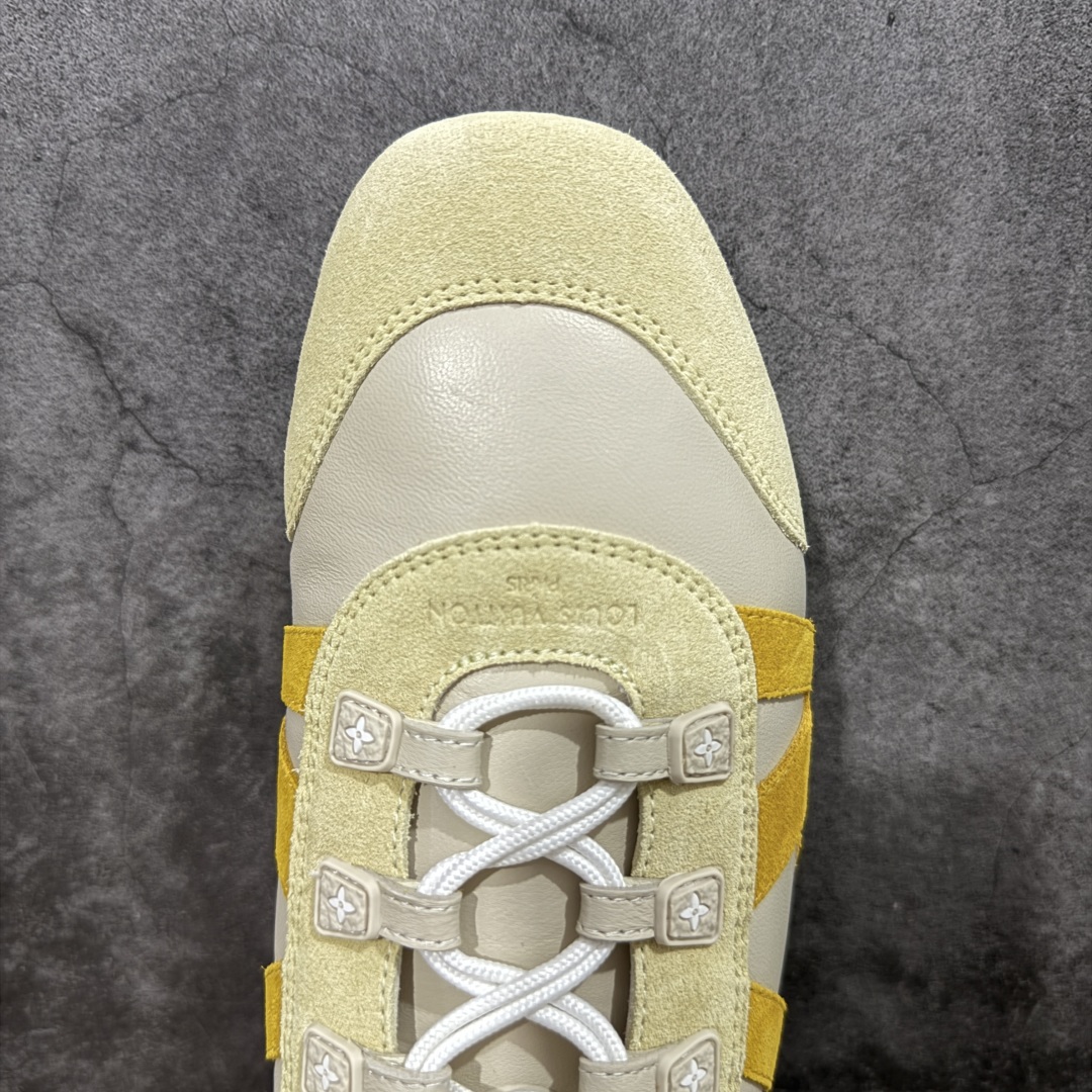 图片[5]-【纯原版】Louis Vuitton Sneakerina 路易威登LV 低帮 德训鞋牛皮革圆头系带芭蕾风低邦生活休闲鞋薄底鞋 大厂出货 非广东版本 原材料高品质 细节版型清洁度都不错 将芭蕾舞鞋的轻盈优雅与运动鞋的实用舒适相结合，打造出独特的芭蕾风运动鞋，侧面的LV标识和Monogram帆布后袢带，以及鞋底的Monogram图案，彰显品牌身份。运用Sacchettot制鞋工艺，使皮革如袜子般贴脚，能完美贴合双脚，带来舒适的穿着体验。鞋垫具有出色的弹性和支撑性，有效减轻行走压力，轻质TPU鞋底，轻盈柔软，结合Sacchettoh工艺，鞋子可随脚步自然贴合，行走时灵活自如。 尺码：35 36 37 38 39 40-选品中心