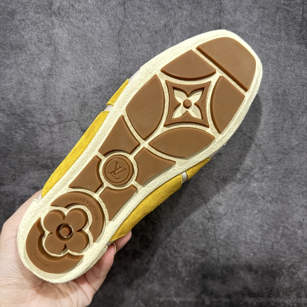 图片[9]-【纯原版】Louis Vuitton Sneakerina 路易威登LV 低帮 德训鞋牛皮革圆头系带芭蕾风低邦生活休闲鞋薄底鞋 大厂出货 非广东版本 原材料高品质 细节版型清洁度都不错 将芭蕾舞鞋的轻盈优雅与运动鞋的实用舒适相结合，打造出独特的芭蕾风运动鞋，侧面的LV标识和Monogram帆布后袢带，以及鞋底的Monogram图案，彰显品牌身份。运用Sacchettot制鞋工艺，使皮革如袜子般贴脚，能完美贴合双脚，带来舒适的穿着体验。鞋垫具有出色的弹性和支撑性，有效减轻行走压力，轻质TPU鞋底，轻盈柔软，结合Sacchettoh工艺，鞋子可随脚步自然贴合，行走时灵活自如。 尺码：35 36 37 38 39 40-选品中心