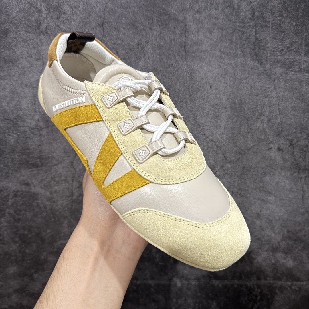 图片[3]-【纯原版】Louis Vuitton Sneakerina 路易威登LV 低帮 德训鞋牛皮革圆头系带芭蕾风低邦生活休闲鞋薄底鞋 大厂出货 非广东版本 原材料高品质 细节版型清洁度都不错 将芭蕾舞鞋的轻盈优雅与运动鞋的实用舒适相结合，打造出独特的芭蕾风运动鞋，侧面的LV标识和Monogram帆布后袢带，以及鞋底的Monogram图案，彰显品牌身份。运用Sacchettot制鞋工艺，使皮革如袜子般贴脚，能完美贴合双脚，带来舒适的穿着体验。鞋垫具有出色的弹性和支撑性，有效减轻行走压力，轻质TPU鞋底，轻盈柔软，结合Sacchettoh工艺，鞋子可随脚步自然贴合，行走时灵活自如。 尺码：35 36 37 38 39 40-选品中心