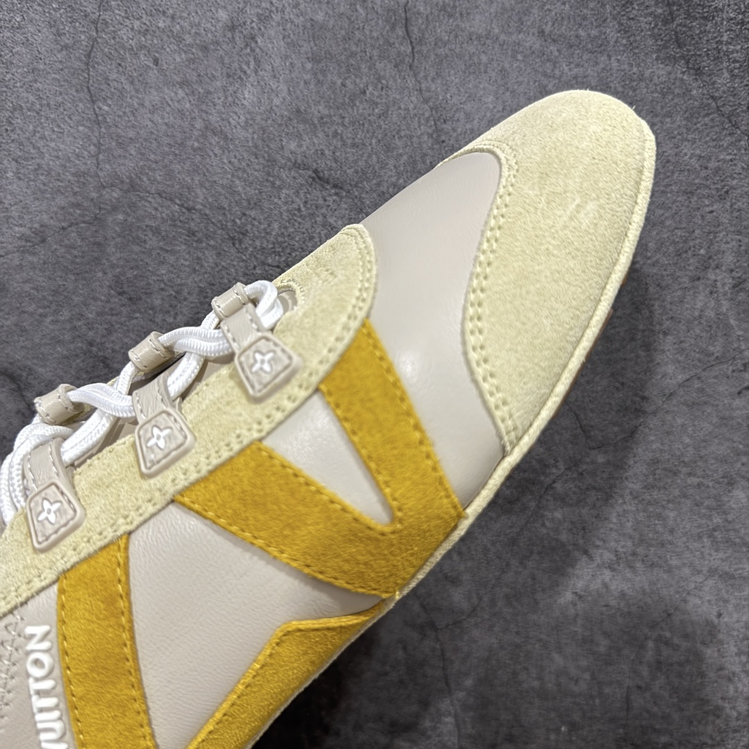 图片[6]-【纯原版】Louis Vuitton Sneakerina 路易威登LV 低帮 德训鞋牛皮革圆头系带芭蕾风低邦生活休闲鞋薄底鞋 大厂出货 非广东版本 原材料高品质 细节版型清洁度都不错 将芭蕾舞鞋的轻盈优雅与运动鞋的实用舒适相结合，打造出独特的芭蕾风运动鞋，侧面的LV标识和Monogram帆布后袢带，以及鞋底的Monogram图案，彰显品牌身份。运用Sacchettot制鞋工艺，使皮革如袜子般贴脚，能完美贴合双脚，带来舒适的穿着体验。鞋垫具有出色的弹性和支撑性，有效减轻行走压力，轻质TPU鞋底，轻盈柔软，结合Sacchettoh工艺，鞋子可随脚步自然贴合，行走时灵活自如。 尺码：35 36 37 38 39 40-选品中心