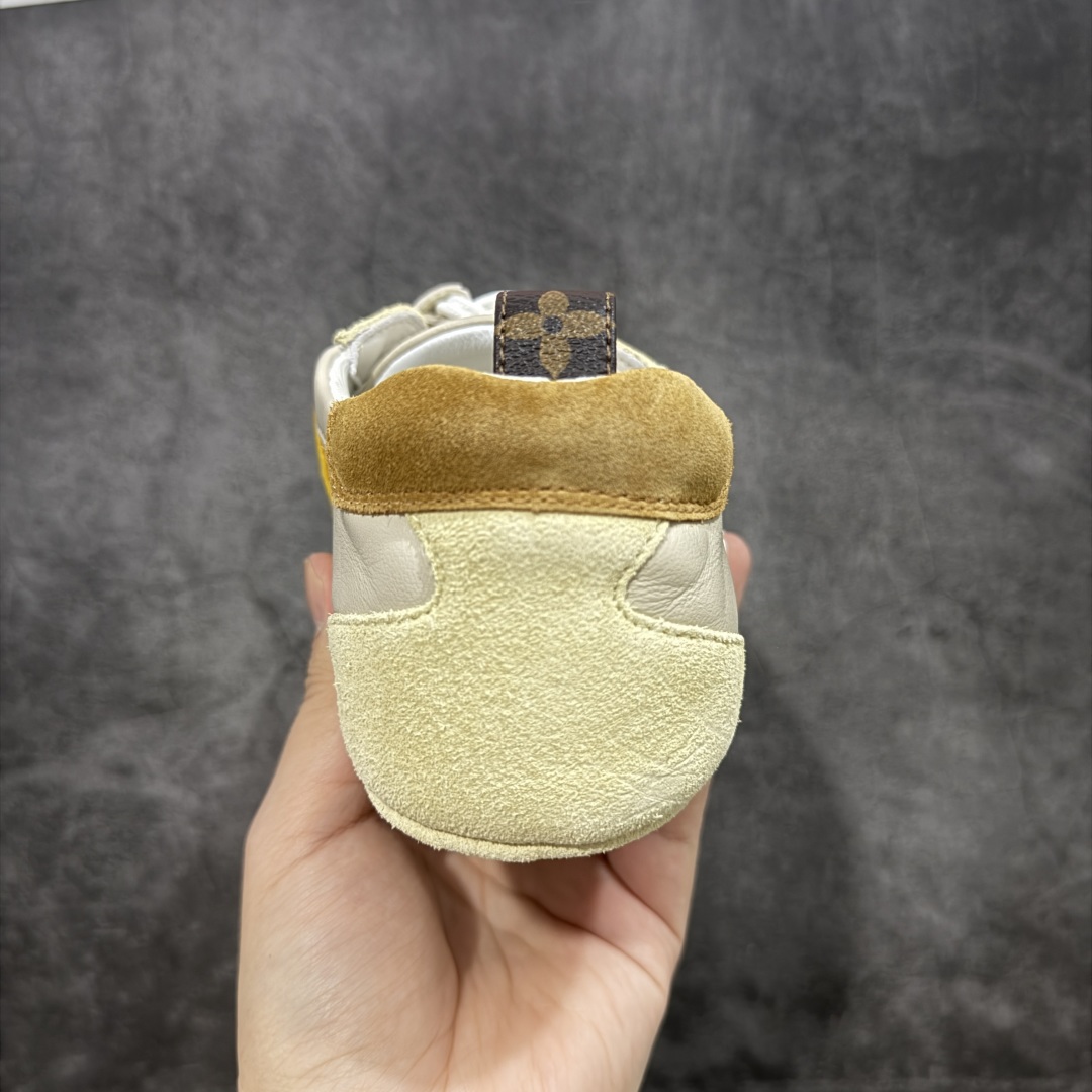 图片[4]-【纯原版】Louis Vuitton Sneakerina 路易威登LV 低帮 德训鞋牛皮革圆头系带芭蕾风低邦生活休闲鞋薄底鞋 大厂出货 非广东版本 原材料高品质 细节版型清洁度都不错 将芭蕾舞鞋的轻盈优雅与运动鞋的实用舒适相结合，打造出独特的芭蕾风运动鞋，侧面的LV标识和Monogram帆布后袢带，以及鞋底的Monogram图案，彰显品牌身份。运用Sacchettot制鞋工艺，使皮革如袜子般贴脚，能完美贴合双脚，带来舒适的穿着体验。鞋垫具有出色的弹性和支撑性，有效减轻行走压力，轻质TPU鞋底，轻盈柔软，结合Sacchettoh工艺，鞋子可随脚步自然贴合，行走时灵活自如。 尺码：35 36 37 38 39 40-选品中心