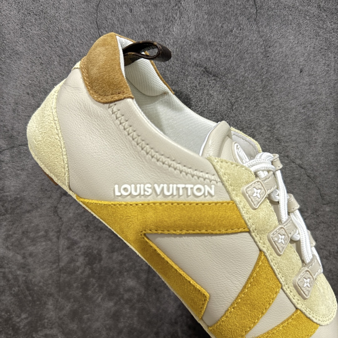 图片[7]-【纯原版】Louis Vuitton Sneakerina 路易威登LV 低帮 德训鞋牛皮革圆头系带芭蕾风低邦生活休闲鞋薄底鞋 大厂出货 非广东版本 原材料高品质 细节版型清洁度都不错 将芭蕾舞鞋的轻盈优雅与运动鞋的实用舒适相结合，打造出独特的芭蕾风运动鞋，侧面的LV标识和Monogram帆布后袢带，以及鞋底的Monogram图案，彰显品牌身份。运用Sacchettot制鞋工艺，使皮革如袜子般贴脚，能完美贴合双脚，带来舒适的穿着体验。鞋垫具有出色的弹性和支撑性，有效减轻行走压力，轻质TPU鞋底，轻盈柔软，结合Sacchettoh工艺，鞋子可随脚步自然贴合，行走时灵活自如。 尺码：35 36 37 38 39 40-选品中心