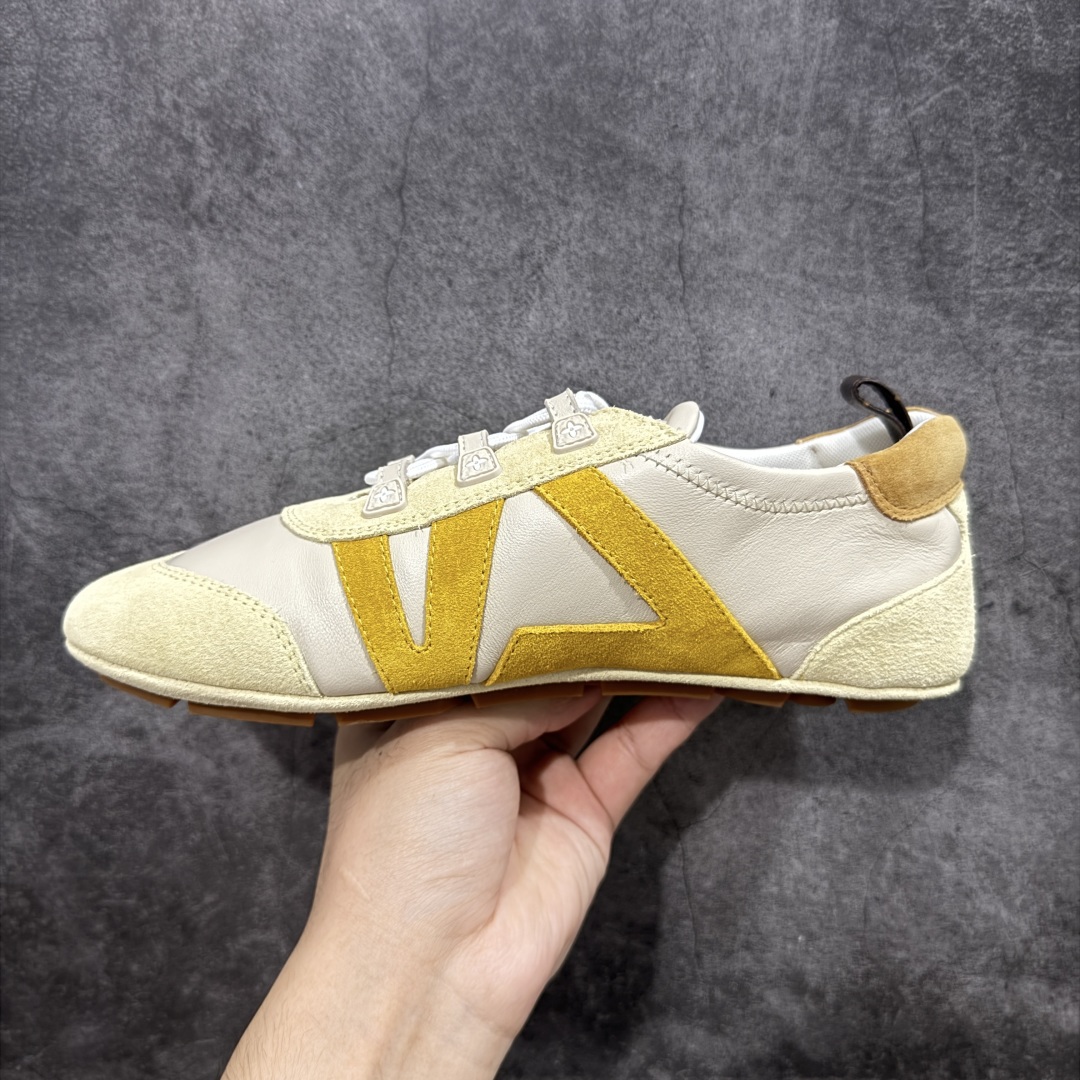 图片[2]-【纯原版】Louis Vuitton Sneakerina 路易威登LV 低帮 德训鞋牛皮革圆头系带芭蕾风低邦生活休闲鞋薄底鞋 大厂出货 非广东版本 原材料高品质 细节版型清洁度都不错 将芭蕾舞鞋的轻盈优雅与运动鞋的实用舒适相结合，打造出独特的芭蕾风运动鞋，侧面的LV标识和Monogram帆布后袢带，以及鞋底的Monogram图案，彰显品牌身份。运用Sacchettot制鞋工艺，使皮革如袜子般贴脚，能完美贴合双脚，带来舒适的穿着体验。鞋垫具有出色的弹性和支撑性，有效减轻行走压力，轻质TPU鞋底，轻盈柔软，结合Sacchettoh工艺，鞋子可随脚步自然贴合，行走时灵活自如。 尺码：35 36 37 38 39 40-选品中心