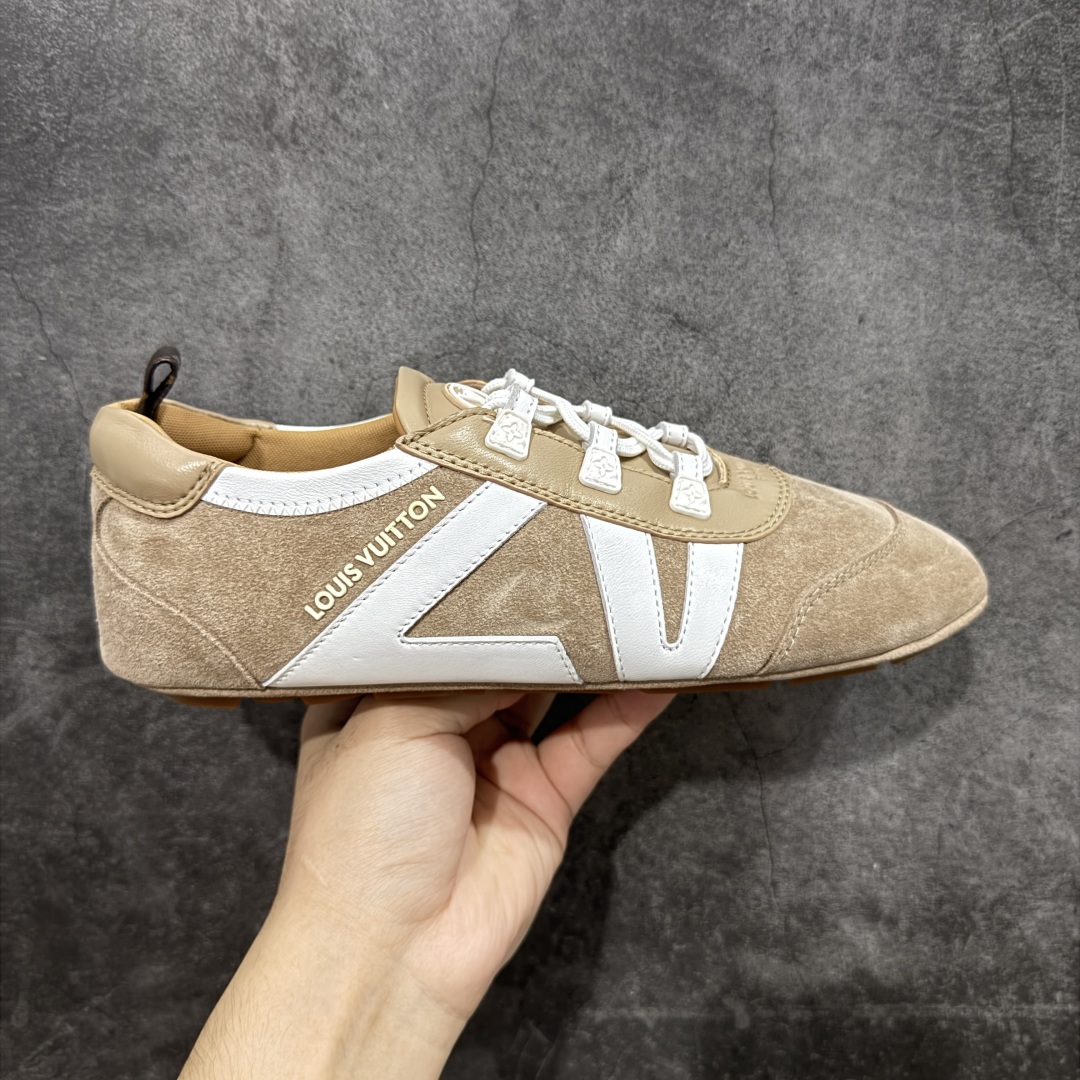 【纯原版】Louis Vuitton Sneakerina 路易威登LV 低帮 德训鞋牛皮革圆头系带芭蕾风低邦生活休闲鞋薄底鞋 大厂出货 非广东版本 原材料高品质 细节版型清洁度都不错 将芭蕾舞鞋的轻盈优雅与运动鞋的实用舒适相结合,打造出独特的芭蕾风运动鞋,侧面的LV标识和Monogram帆布后袢带,以及鞋底的Monogram图案,彰显品牌身份。运用Sacchettot制鞋工艺,使皮革如袜子般贴脚,能完美贴合双脚,带来舒适的穿着体验。鞋垫具有出色的弹性和支撑性,有效减轻行走压力,轻质TPU鞋底,轻盈柔软,结合Sacchettoh工艺,鞋子可随脚步自然贴合,行走时灵活自如。 尺码:35 36 37 38 39 40-选品中心