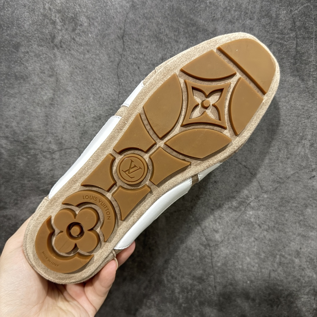 图片[9]-【纯原版】Louis Vuitton Sneakerina 路易威登LV 低帮 德训鞋牛皮革圆头系带芭蕾风低邦生活休闲鞋薄底鞋 大厂出货 非广东版本 原材料高品质 细节版型清洁度都不错 将芭蕾舞鞋的轻盈优雅与运动鞋的实用舒适相结合，打造出独特的芭蕾风运动鞋，侧面的LV标识和Monogram帆布后袢带，以及鞋底的Monogram图案，彰显品牌身份。运用Sacchettot制鞋工艺，使皮革如袜子般贴脚，能完美贴合双脚，带来舒适的穿着体验。鞋垫具有出色的弹性和支撑性，有效减轻行走压力，轻质TPU鞋底，轻盈柔软，结合Sacchettoh工艺，鞋子可随脚步自然贴合，行走时灵活自如。 尺码：35 36 37 38 39 40-选品中心