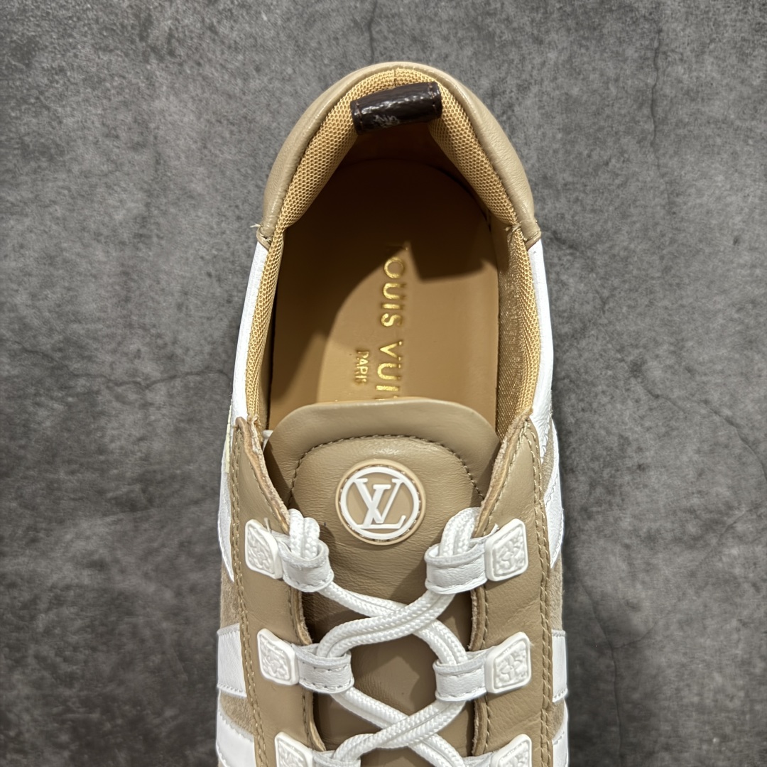 图片[8]-【纯原版】Louis Vuitton Sneakerina 路易威登LV 低帮 德训鞋牛皮革圆头系带芭蕾风低邦生活休闲鞋薄底鞋 大厂出货 非广东版本 原材料高品质 细节版型清洁度都不错 将芭蕾舞鞋的轻盈优雅与运动鞋的实用舒适相结合，打造出独特的芭蕾风运动鞋，侧面的LV标识和Monogram帆布后袢带，以及鞋底的Monogram图案，彰显品牌身份。运用Sacchettot制鞋工艺，使皮革如袜子般贴脚，能完美贴合双脚，带来舒适的穿着体验。鞋垫具有出色的弹性和支撑性，有效减轻行走压力，轻质TPU鞋底，轻盈柔软，结合Sacchettoh工艺，鞋子可随脚步自然贴合，行走时灵活自如。 尺码：35 36 37 38 39 40-选品中心