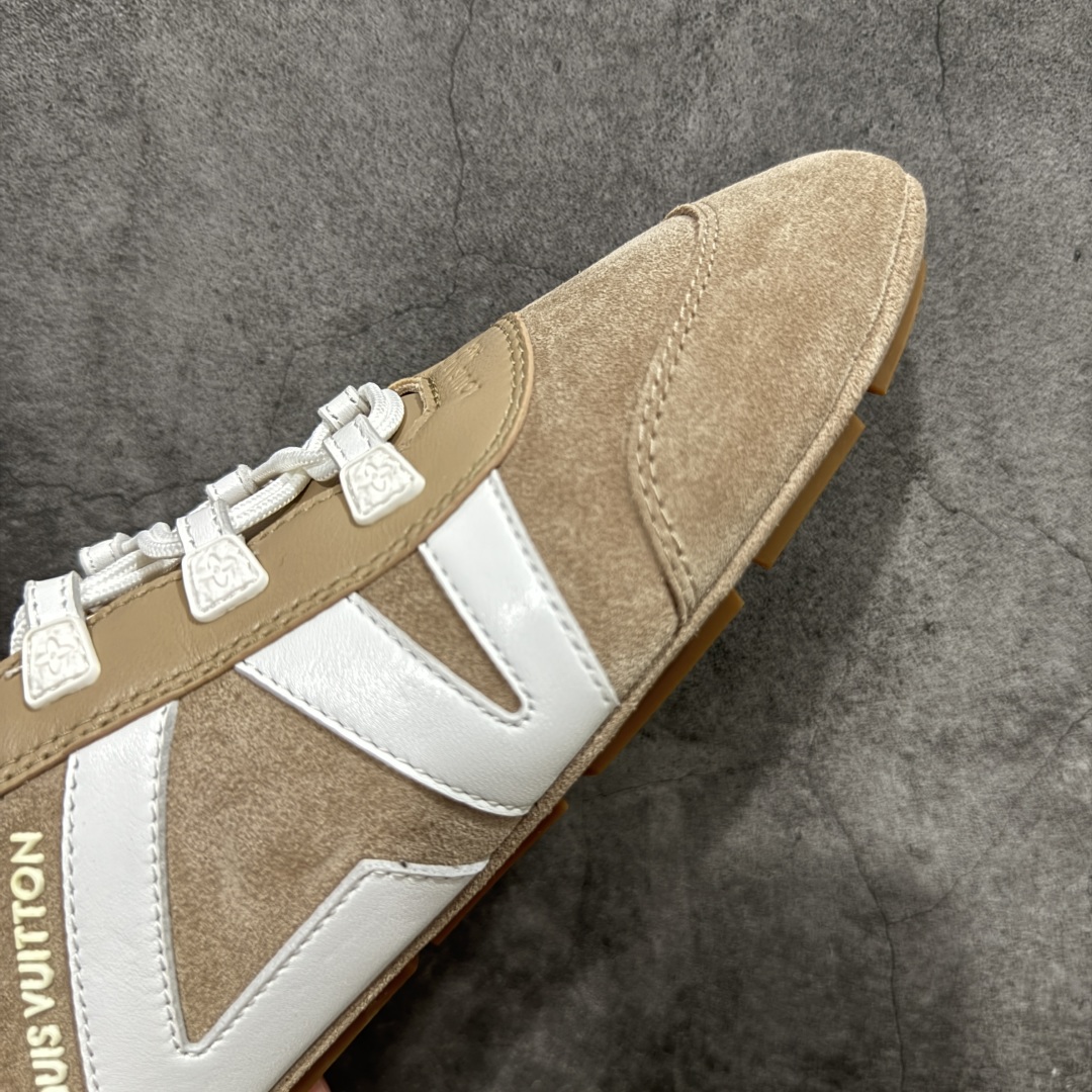 图片[6]-【纯原版】Louis Vuitton Sneakerina 路易威登LV 低帮 德训鞋牛皮革圆头系带芭蕾风低邦生活休闲鞋薄底鞋 大厂出货 非广东版本 原材料高品质 细节版型清洁度都不错 将芭蕾舞鞋的轻盈优雅与运动鞋的实用舒适相结合，打造出独特的芭蕾风运动鞋，侧面的LV标识和Monogram帆布后袢带，以及鞋底的Monogram图案，彰显品牌身份。运用Sacchettot制鞋工艺，使皮革如袜子般贴脚，能完美贴合双脚，带来舒适的穿着体验。鞋垫具有出色的弹性和支撑性，有效减轻行走压力，轻质TPU鞋底，轻盈柔软，结合Sacchettoh工艺，鞋子可随脚步自然贴合，行走时灵活自如。 尺码：35 36 37 38 39 40-选品中心