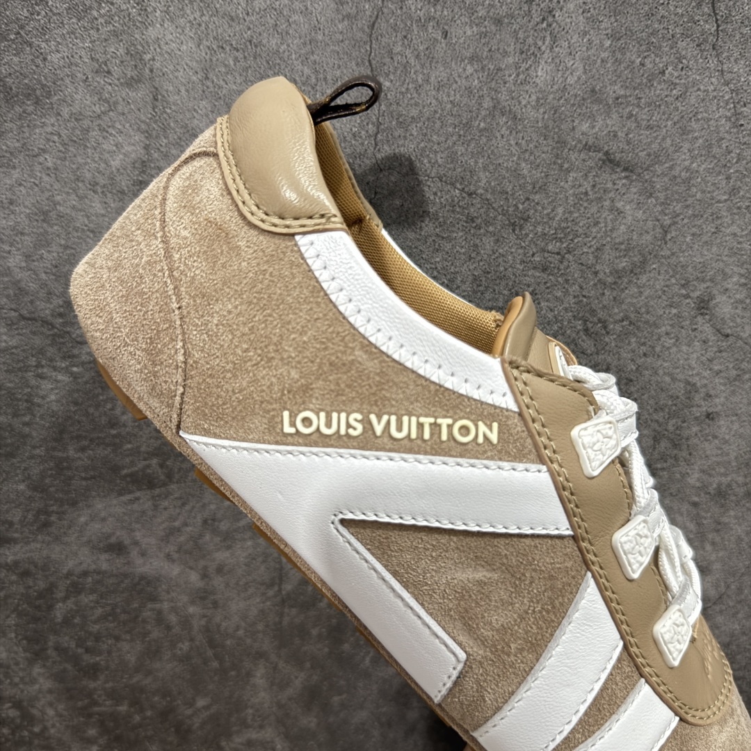 图片[7]-【纯原版】Louis Vuitton Sneakerina 路易威登LV 低帮 德训鞋牛皮革圆头系带芭蕾风低邦生活休闲鞋薄底鞋 大厂出货 非广东版本 原材料高品质 细节版型清洁度都不错 将芭蕾舞鞋的轻盈优雅与运动鞋的实用舒适相结合，打造出独特的芭蕾风运动鞋，侧面的LV标识和Monogram帆布后袢带，以及鞋底的Monogram图案，彰显品牌身份。运用Sacchettot制鞋工艺，使皮革如袜子般贴脚，能完美贴合双脚，带来舒适的穿着体验。鞋垫具有出色的弹性和支撑性，有效减轻行走压力，轻质TPU鞋底，轻盈柔软，结合Sacchettoh工艺，鞋子可随脚步自然贴合，行走时灵活自如。 尺码：35 36 37 38 39 40-选品中心