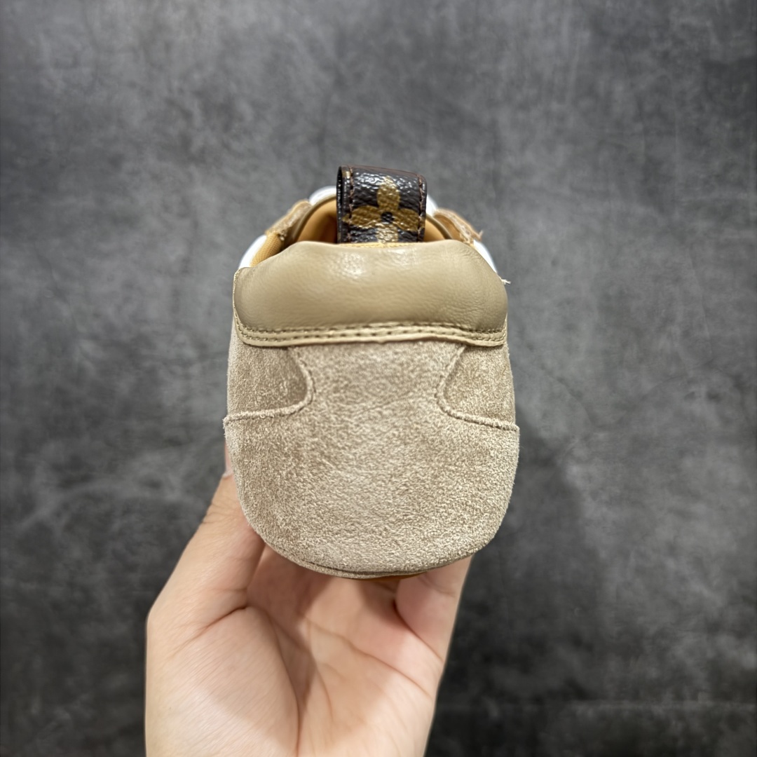 图片[4]-【纯原版】Louis Vuitton Sneakerina 路易威登LV 低帮 德训鞋牛皮革圆头系带芭蕾风低邦生活休闲鞋薄底鞋 大厂出货 非广东版本 原材料高品质 细节版型清洁度都不错 将芭蕾舞鞋的轻盈优雅与运动鞋的实用舒适相结合，打造出独特的芭蕾风运动鞋，侧面的LV标识和Monogram帆布后袢带，以及鞋底的Monogram图案，彰显品牌身份。运用Sacchettot制鞋工艺，使皮革如袜子般贴脚，能完美贴合双脚，带来舒适的穿着体验。鞋垫具有出色的弹性和支撑性，有效减轻行走压力，轻质TPU鞋底，轻盈柔软，结合Sacchettoh工艺，鞋子可随脚步自然贴合，行走时灵活自如。 尺码：35 36 37 38 39 40-选品中心