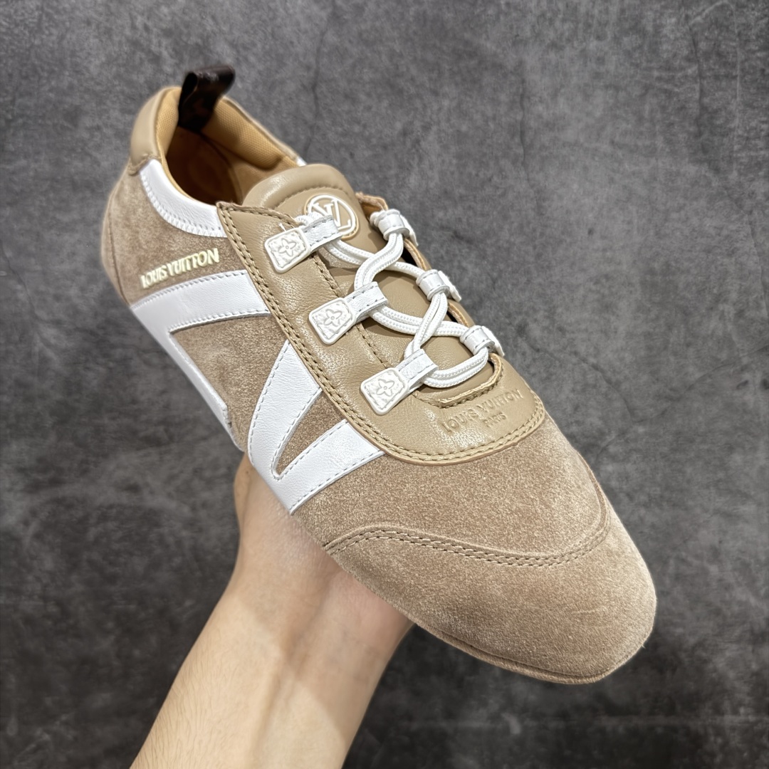 图片[3]-【纯原版】Louis Vuitton Sneakerina 路易威登LV 低帮 德训鞋牛皮革圆头系带芭蕾风低邦生活休闲鞋薄底鞋 大厂出货 非广东版本 原材料高品质 细节版型清洁度都不错 将芭蕾舞鞋的轻盈优雅与运动鞋的实用舒适相结合，打造出独特的芭蕾风运动鞋，侧面的LV标识和Monogram帆布后袢带，以及鞋底的Monogram图案，彰显品牌身份。运用Sacchettot制鞋工艺，使皮革如袜子般贴脚，能完美贴合双脚，带来舒适的穿着体验。鞋垫具有出色的弹性和支撑性，有效减轻行走压力，轻质TPU鞋底，轻盈柔软，结合Sacchettoh工艺，鞋子可随脚步自然贴合，行走时灵活自如。 尺码：35 36 37 38 39 40-选品中心