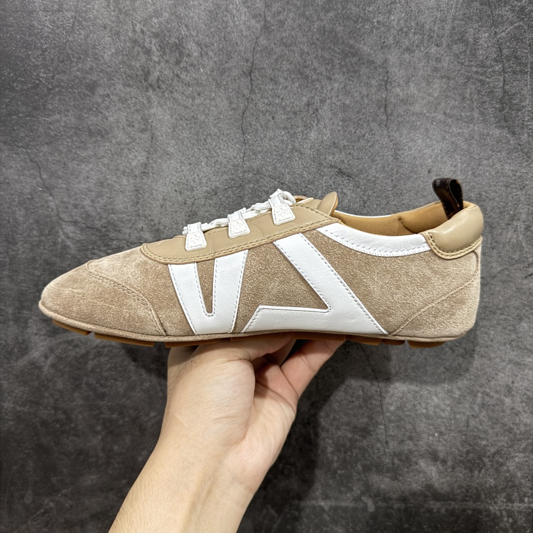 图片[2]-【纯原版】Louis Vuitton Sneakerina 路易威登LV 低帮 德训鞋牛皮革圆头系带芭蕾风低邦生活休闲鞋薄底鞋 大厂出货 非广东版本 原材料高品质 细节版型清洁度都不错 将芭蕾舞鞋的轻盈优雅与运动鞋的实用舒适相结合，打造出独特的芭蕾风运动鞋，侧面的LV标识和Monogram帆布后袢带，以及鞋底的Monogram图案，彰显品牌身份。运用Sacchettot制鞋工艺，使皮革如袜子般贴脚，能完美贴合双脚，带来舒适的穿着体验。鞋垫具有出色的弹性和支撑性，有效减轻行走压力，轻质TPU鞋底，轻盈柔软，结合Sacchettoh工艺，鞋子可随脚步自然贴合，行走时灵活自如。 尺码：35 36 37 38 39 40-选品中心