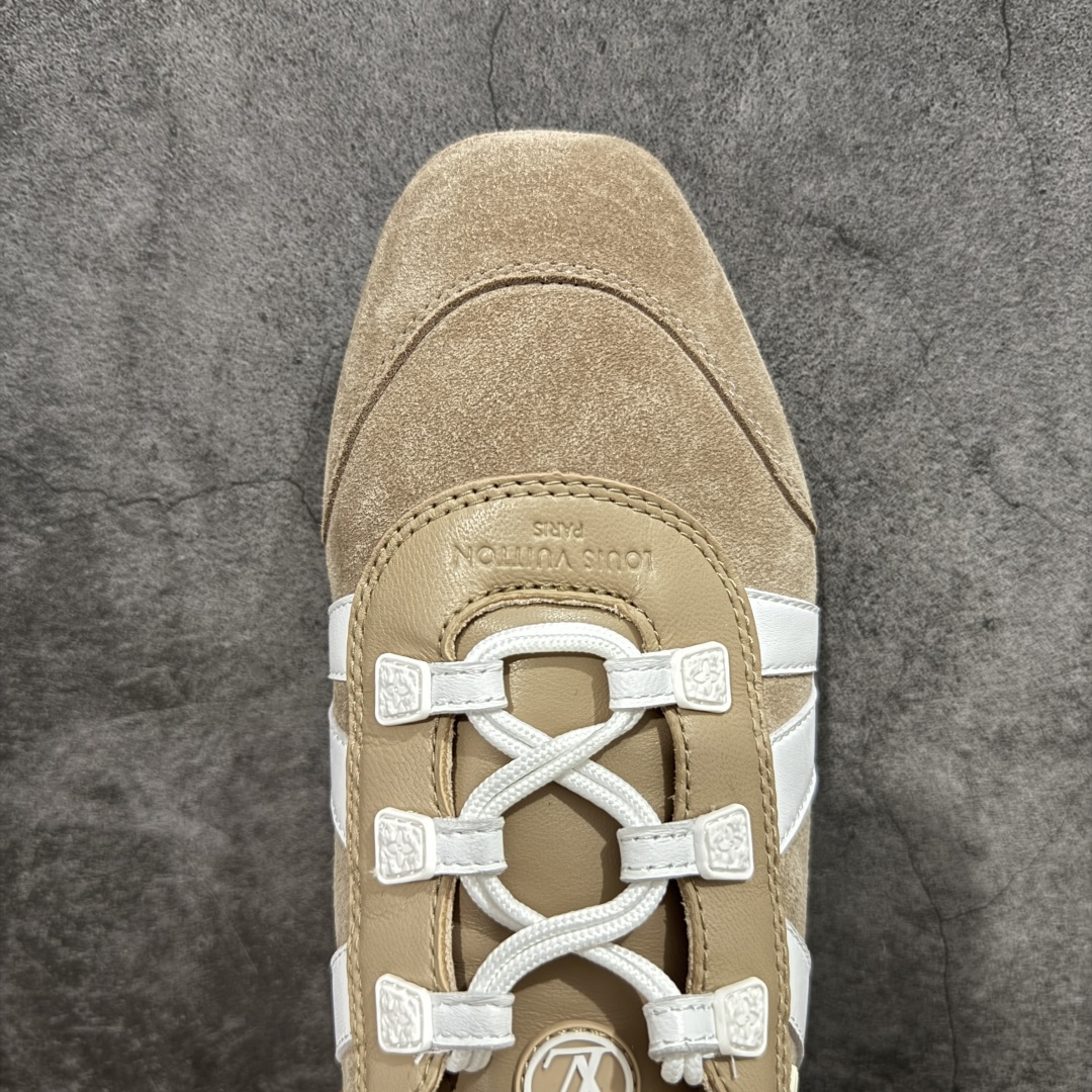图片[5]-【纯原版】Louis Vuitton Sneakerina 路易威登LV 低帮 德训鞋牛皮革圆头系带芭蕾风低邦生活休闲鞋薄底鞋 大厂出货 非广东版本 原材料高品质 细节版型清洁度都不错 将芭蕾舞鞋的轻盈优雅与运动鞋的实用舒适相结合，打造出独特的芭蕾风运动鞋，侧面的LV标识和Monogram帆布后袢带，以及鞋底的Monogram图案，彰显品牌身份。运用Sacchettot制鞋工艺，使皮革如袜子般贴脚，能完美贴合双脚，带来舒适的穿着体验。鞋垫具有出色的弹性和支撑性，有效减轻行走压力，轻质TPU鞋底，轻盈柔软，结合Sacchettoh工艺，鞋子可随脚步自然贴合，行走时灵活自如。 尺码：35 36 37 38 39 40-选品中心