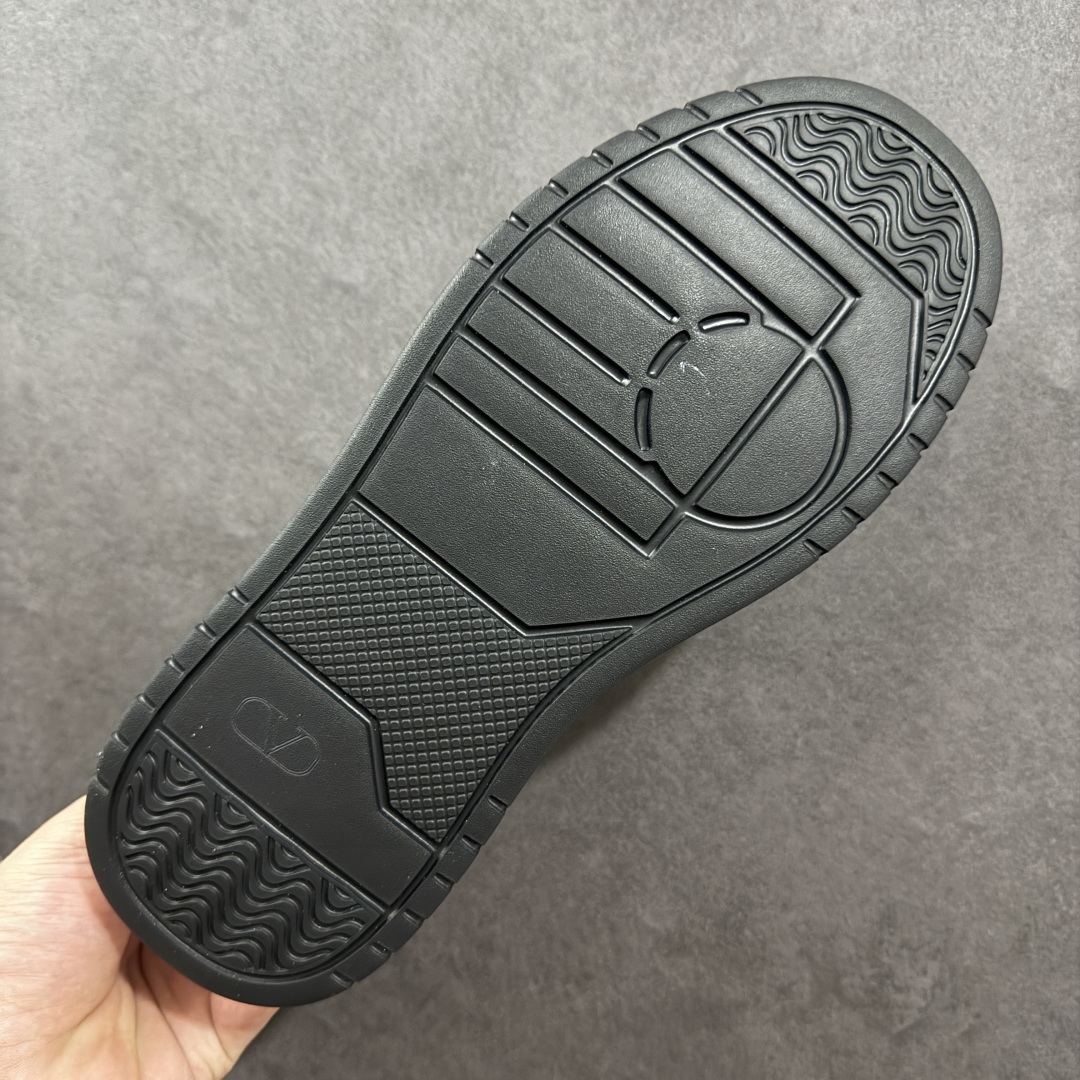 图片[9]-【广东纯原版本】Valentino 华伦天奴 Rockstud untitled 厚底休闲铆钉小白鞋 明星同款 软羊皮低帮运动板鞋 经典百搭款绗缝格纹打造瞩目朋克风格 考究皮质构塑和简洁轮廓 流畅的线条奠定酷感基调 装饰质感橡胶效果 侧面铆钉装饰 穿出了不一样的随性和时髦 阿那亚大秀可谓是刷爆了时尚圈 鞋面全油边 面料：定制牛皮+独家开模橡胶发泡大底 轻便防滑耐磨 脚感舒适 款式耐看做工精细 全套包装 尺码：39 40 41 42 43 44（比运动鞋偏大一码）-选品中心