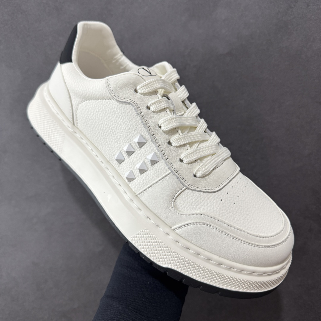 图片[3]-【广东纯原版本】Valentino 华伦天奴 Rockstud untitled 厚底休闲铆钉小白鞋 明星同款 软羊皮低帮运动板鞋 经典百搭款绗缝格纹打造瞩目朋克风格 考究皮质构塑和简洁轮廓 流畅的线条奠定酷感基调 装饰质感橡胶效果 侧面铆钉装饰 穿出了不一样的随性和时髦 阿那亚大秀可谓是刷爆了时尚圈 鞋面全油边 面料：定制牛皮+独家开模橡胶发泡大底 轻便防滑耐磨 脚感舒适 款式耐看做工精细 全套包装 尺码：39 40 41 42 43 44（比运动鞋偏大一码）-选品中心