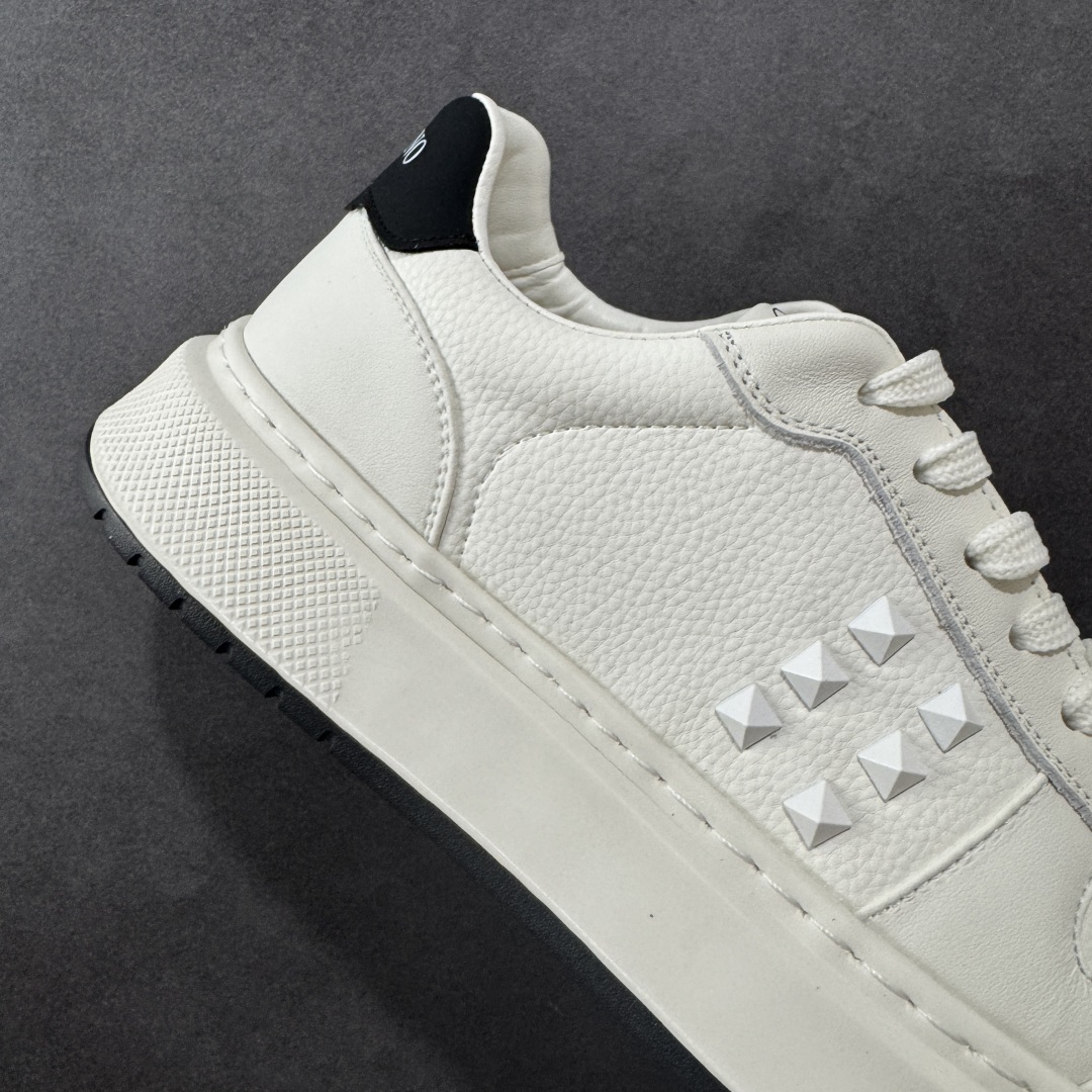 图片[6]-【广东纯原版本】Valentino 华伦天奴 Rockstud untitled 厚底休闲铆钉小白鞋 明星同款 软羊皮低帮运动板鞋 经典百搭款绗缝格纹打造瞩目朋克风格 考究皮质构塑和简洁轮廓 流畅的线条奠定酷感基调 装饰质感橡胶效果 侧面铆钉装饰 穿出了不一样的随性和时髦 阿那亚大秀可谓是刷爆了时尚圈 鞋面全油边 面料：定制牛皮+独家开模橡胶发泡大底 轻便防滑耐磨 脚感舒适 款式耐看做工精细 全套包装 尺码：39 40 41 42 43 44（比运动鞋偏大一码）-选品中心