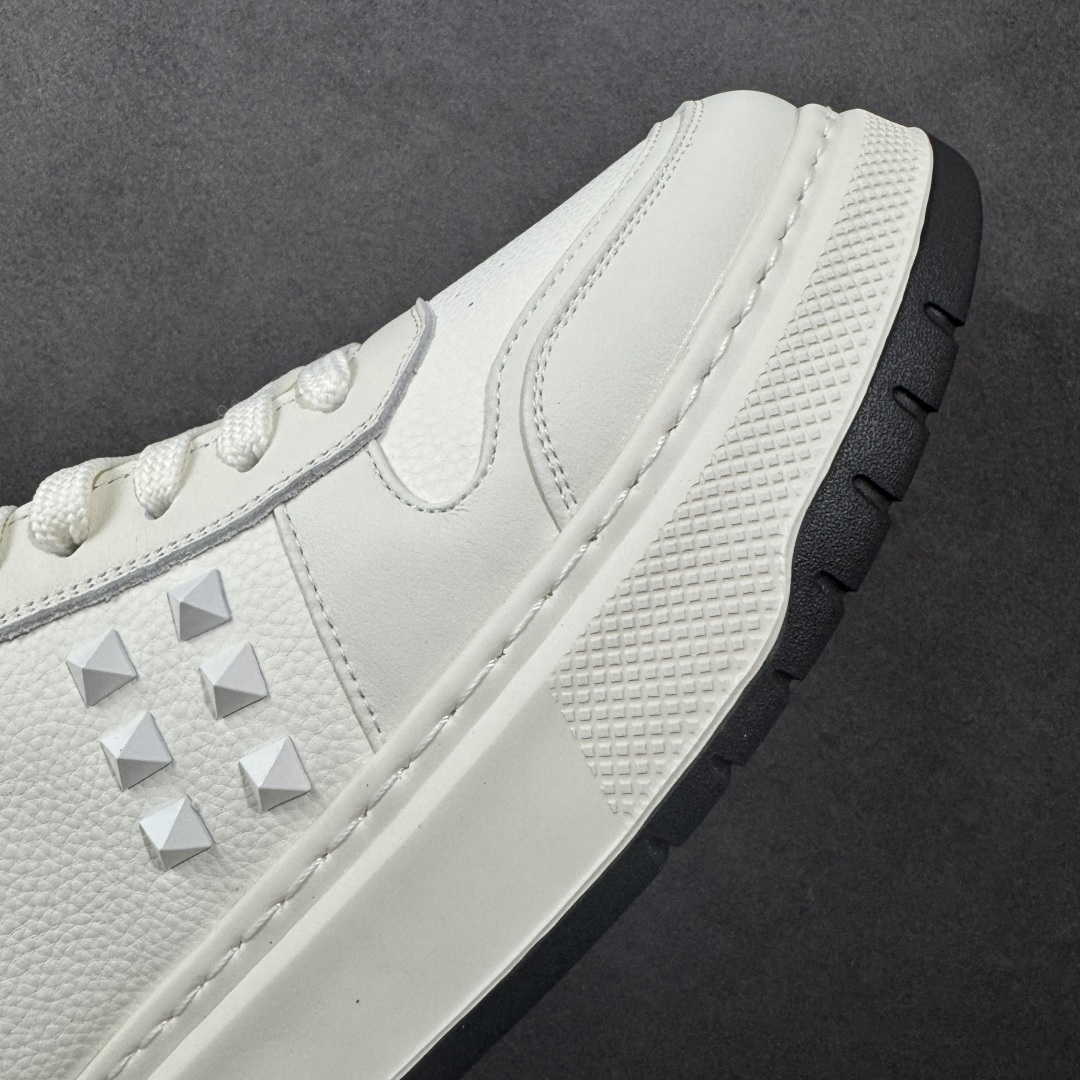图片[5]-【广东纯原版本】Valentino 华伦天奴 Rockstud untitled 厚底休闲铆钉小白鞋 明星同款 软羊皮低帮运动板鞋 经典百搭款绗缝格纹打造瞩目朋克风格 考究皮质构塑和简洁轮廓 流畅的线条奠定酷感基调 装饰质感橡胶效果 侧面铆钉装饰 穿出了不一样的随性和时髦 阿那亚大秀可谓是刷爆了时尚圈 鞋面全油边 面料：定制牛皮+独家开模橡胶发泡大底 轻便防滑耐磨 脚感舒适 款式耐看做工精细 全套包装 尺码：39 40 41 42 43 44（比运动鞋偏大一码）-选品中心