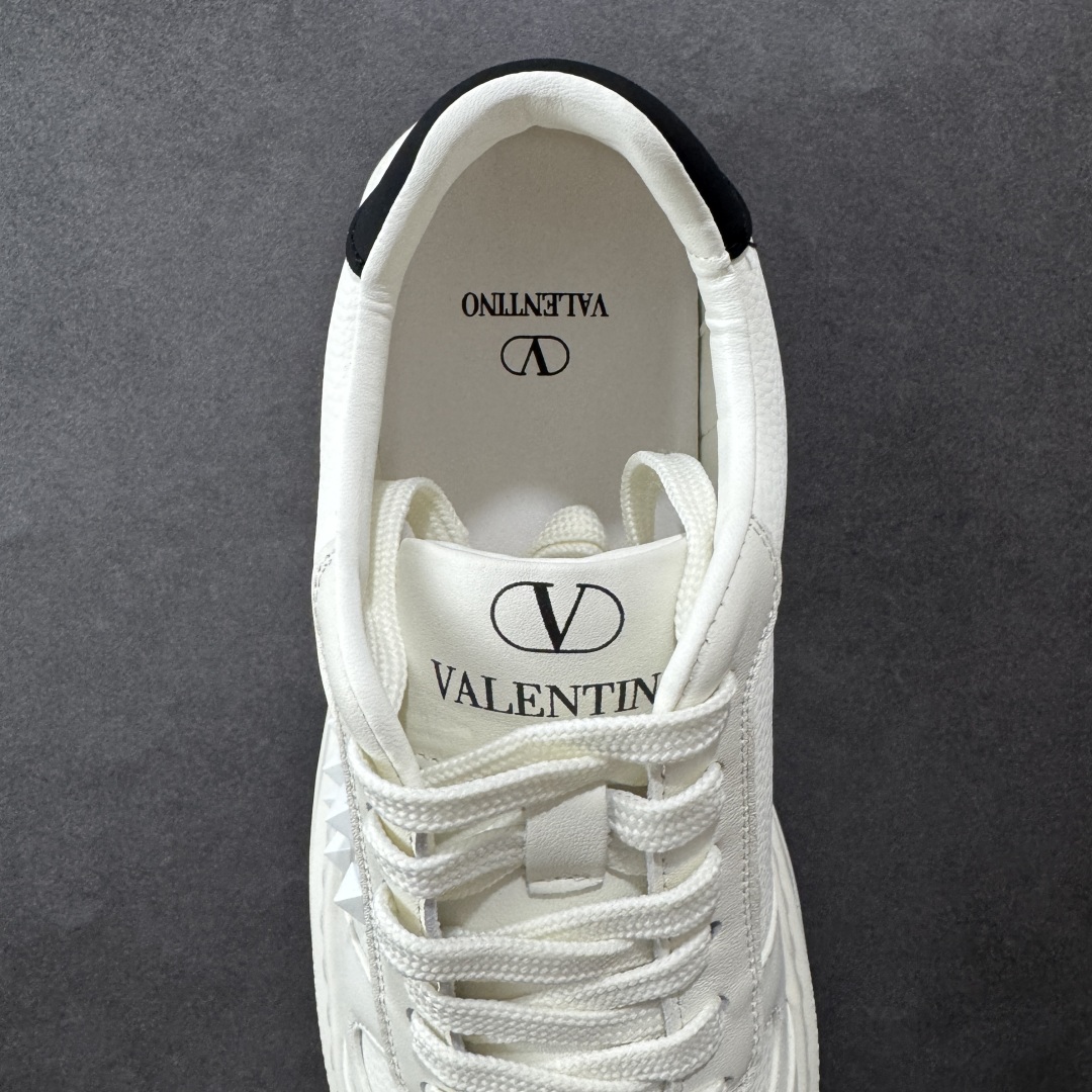 图片[7]-【广东纯原版本】Valentino 华伦天奴 Rockstud untitled 厚底休闲铆钉小白鞋 明星同款 软羊皮低帮运动板鞋 经典百搭款绗缝格纹打造瞩目朋克风格 考究皮质构塑和简洁轮廓 流畅的线条奠定酷感基调 装饰质感橡胶效果 侧面铆钉装饰 穿出了不一样的随性和时髦 阿那亚大秀可谓是刷爆了时尚圈 鞋面全油边 面料：定制牛皮+独家开模橡胶发泡大底 轻便防滑耐磨 脚感舒适 款式耐看做工精细 全套包装 尺码：39 40 41 42 43 44（比运动鞋偏大一码）-选品中心