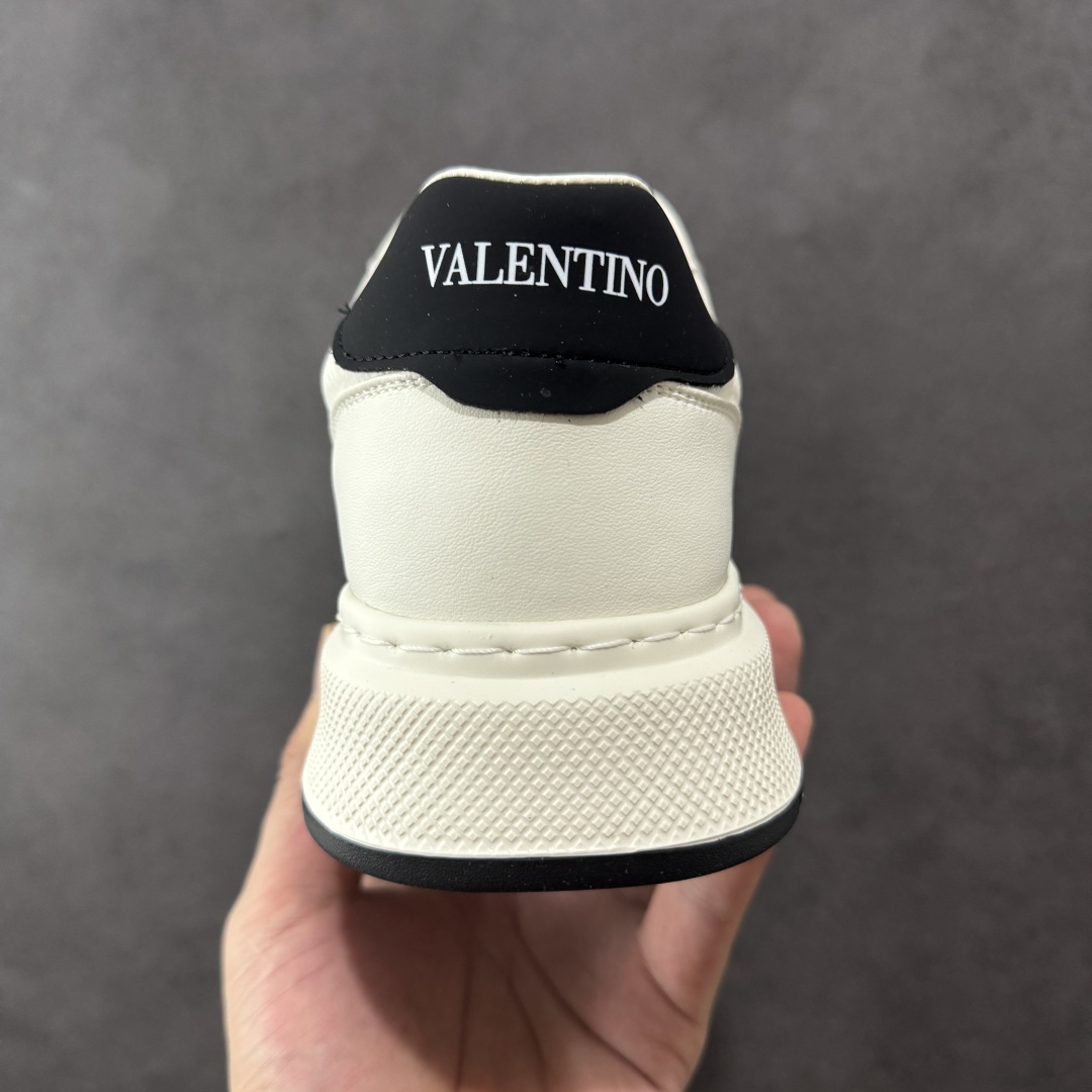 图片[4]-【广东纯原版本】Valentino 华伦天奴 Rockstud untitled 厚底休闲铆钉小白鞋 明星同款 软羊皮低帮运动板鞋 经典百搭款绗缝格纹打造瞩目朋克风格 考究皮质构塑和简洁轮廓 流畅的线条奠定酷感基调 装饰质感橡胶效果 侧面铆钉装饰 穿出了不一样的随性和时髦 阿那亚大秀可谓是刷爆了时尚圈 鞋面全油边 面料：定制牛皮+独家开模橡胶发泡大底 轻便防滑耐磨 脚感舒适 款式耐看做工精细 全套包装 尺码：39 40 41 42 43 44（比运动鞋偏大一码）-选品中心