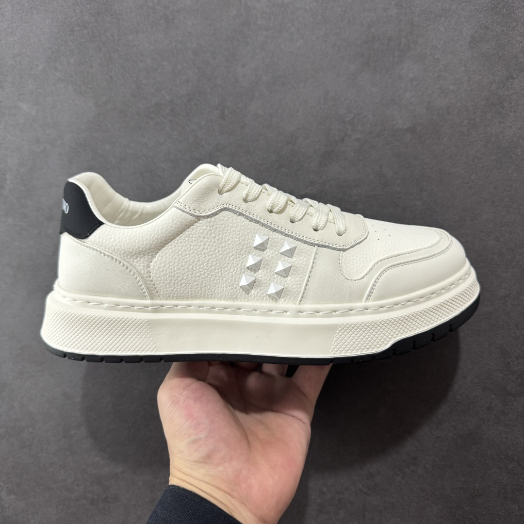 【广东纯原版本】Valentino 华伦天奴 Rockstud untitled 厚底休闲铆钉小白鞋 明星同款 软羊皮低帮运动板鞋 经典百搭款绗缝格纹打造瞩目朋克风格 考究皮质构塑和简洁轮廓 流畅的线条奠定酷感基调 装饰质感橡胶效果 侧面铆钉装饰 穿出了不一样的随性和时髦 阿那亚大秀可谓是刷爆了时尚圈 鞋面全油边 面料:定制牛皮+独家开模橡胶发泡大底 轻便防滑耐磨 脚感舒适 款式耐看做工精细 全套包装 尺码:39 40 41 42 43 44(比运动鞋偏大一码)-选品中心