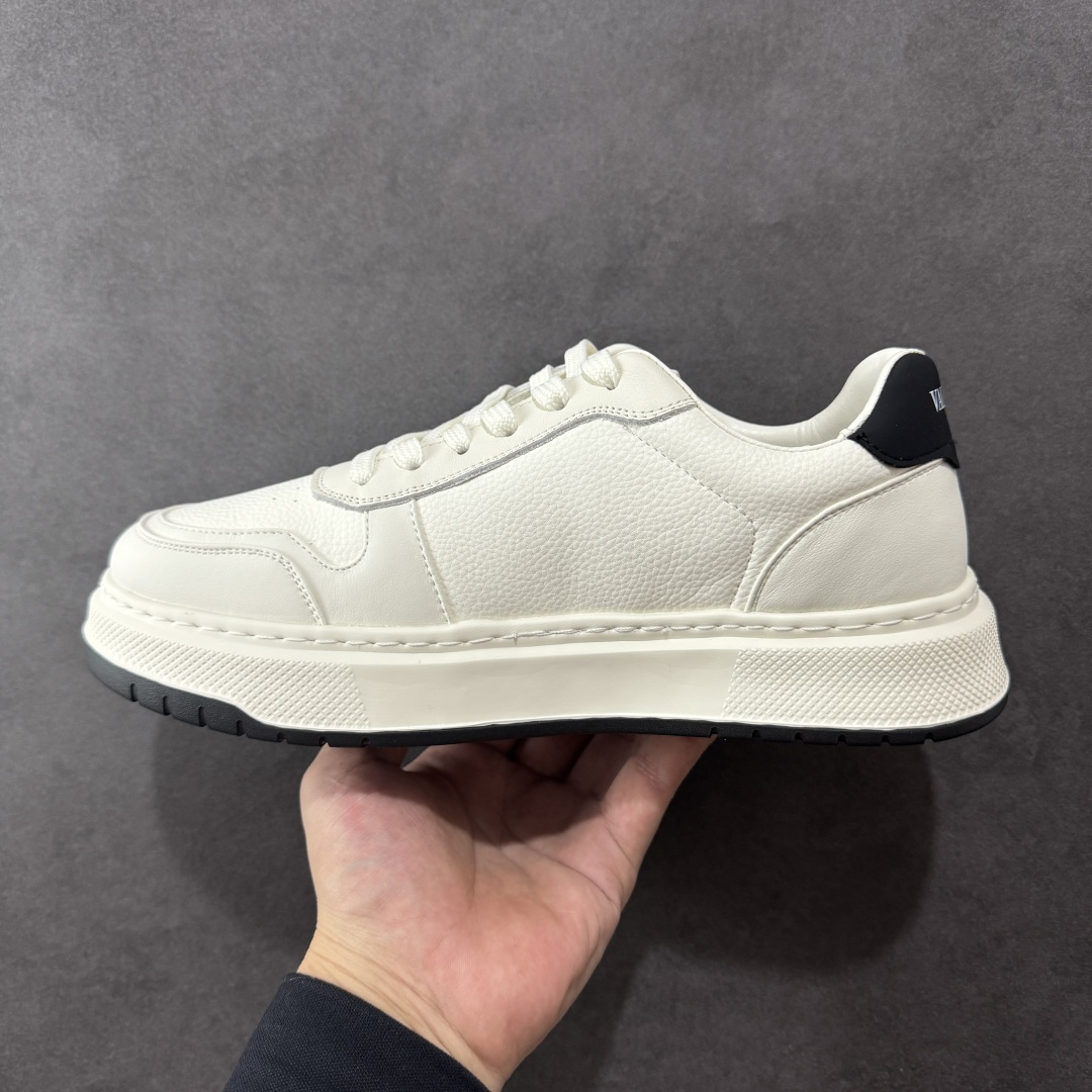 图片[2]-【广东纯原版本】Valentino 华伦天奴 Rockstud untitled 厚底休闲铆钉小白鞋 明星同款 软羊皮低帮运动板鞋 经典百搭款绗缝格纹打造瞩目朋克风格 考究皮质构塑和简洁轮廓 流畅的线条奠定酷感基调 装饰质感橡胶效果 侧面铆钉装饰 穿出了不一样的随性和时髦 阿那亚大秀可谓是刷爆了时尚圈 鞋面全油边 面料：定制牛皮+独家开模橡胶发泡大底 轻便防滑耐磨 脚感舒适 款式耐看做工精细 全套包装 尺码：39 40 41 42 43 44（比运动鞋偏大一码）-选品中心