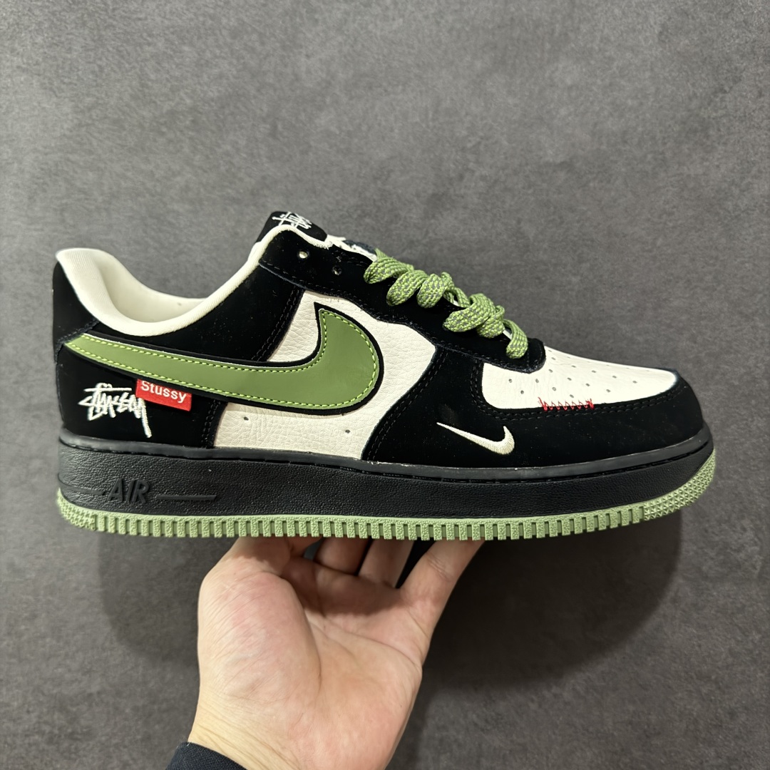 定制版 Nike Air Force 1 ’07 Low “斯图西联名——米黑绿红标”空军一号 低帮 运动鞋 休闲鞋 KJ1688-014