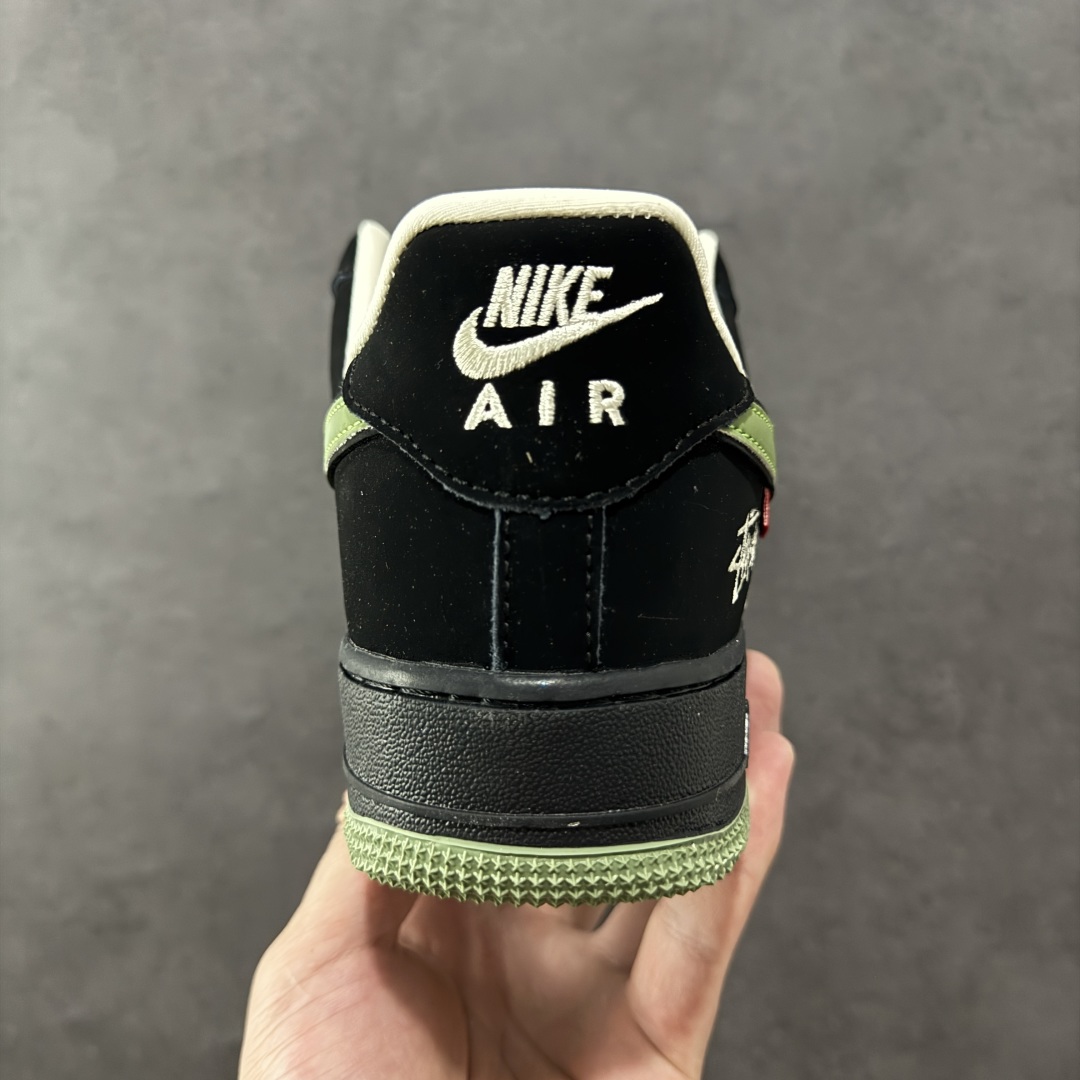 定制版 Nike Air Force 1 '07 Low “斯图西联名——米黑绿红标”空军一号 低帮 运动鞋 休闲鞋 KJ1688-014