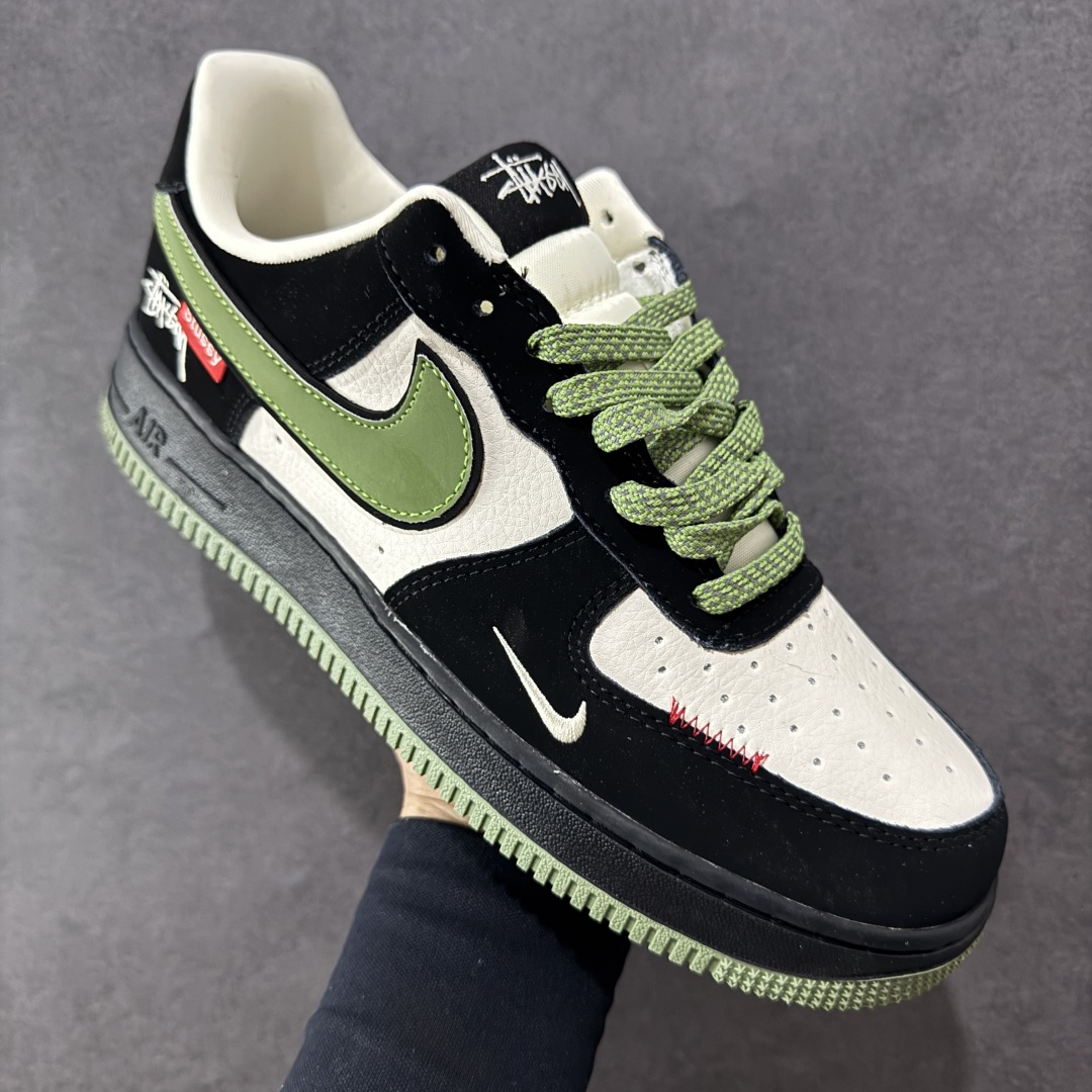 定制版 Nike Air Force 1 '07 Low “斯图西联名——米黑绿红标”空军一号 低帮 运动鞋 休闲鞋 KJ1688-014