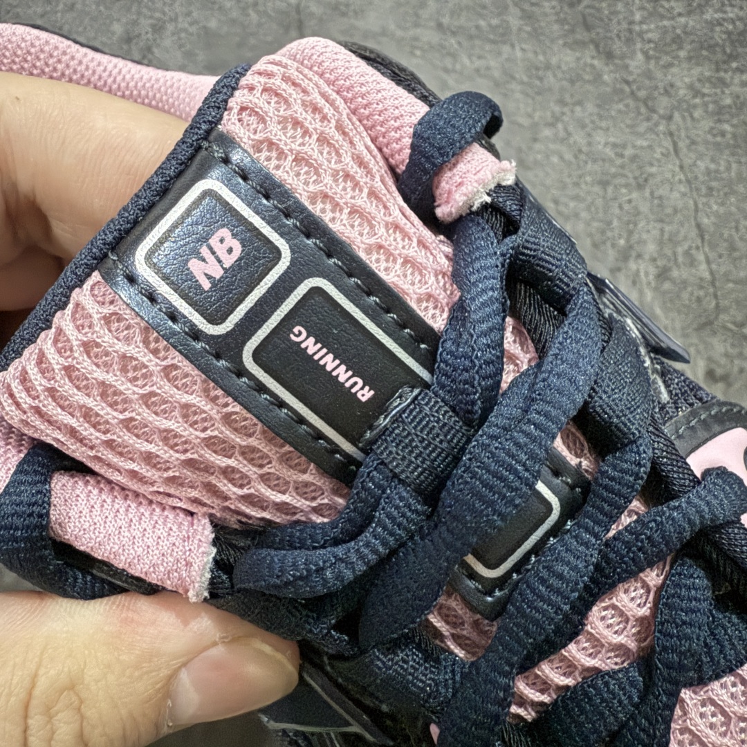 图片[7]-【M版纯原】新百伦New Balance NB1906 U1906RCU 黑粉 全套原楦原纸板原厂数据开发 进口三明治网面 原装进口皮料正确绒感卡色 正确中底拉帮中底网布细节 原厂标裁 带紫光防伪 定制后跟透明水晶模块 冲裁组合 大底贴合程度胶水上色把控完美 整洁度挑战全网艺术家 多道序QC把关品质完善 匠心打造 耗时两个月开发完成 工艺极其复杂难度可想而知 新开独立私模大底 全网唯一正确六层组合大底 高端零售专供产物 尺码：36 37 37.5 38 38.5 39 40-选品中心