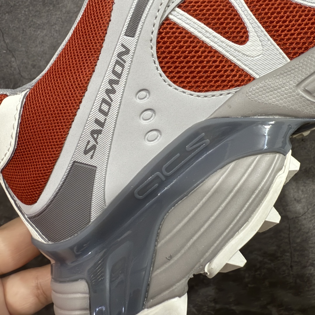 图片[3]-【666版本】SALOMON 萨洛蒙 XT-WHISPER 舒适百搭耐磨轻便低帮 休闲越野训练城市通勤跑步鞋 男女同款 灰红 纯原外贸平台特供订单 耗时半年巨作 #全套原纸板楦头开发 #原厂特供网布配套加持 #确保原汁原味 完美呈现版型 #原档数据独家私模五层组合大底 #男女鞋同步官方开发至46 #原装Ortholite轻量化鞋垫 #中底布带钢印编号 原厂TPU锁扣 #进口港宝加持 后跟自然饱满 还原公司包裹性 #鞋面采用SENSIFT贴合技术 #全方位贴合包裹脚型 #鞋跟部鞋底牵引设计 #提供强大的抓地性能 #更适应野外崎岖不平的道路 #基于 SALOMON 初代 XT 鞋身造型并搭载 4D ADVANCED CHASSIS™ 大底打造而成 为这款 XT-WHISPER 带来了多项足部控制与保护等功能性 如在运动过程中控制左右晃动的过程而提高稳定性、改善长途越野过程中足中到足尖的过渡、提高感知岩石的精确度以抵抗尖锐物体对脚底的伤害以及采用动态缓冲来增强穿着舒适感 从而减轻疲劳感 使 XT-WHISPER 成为一双舒适且安全的户外之履 货号：478783 尺码：36 36.5 37.5 38 38.5 39 40 40.5 41 42 42.5 43 44 45 46-选品中心